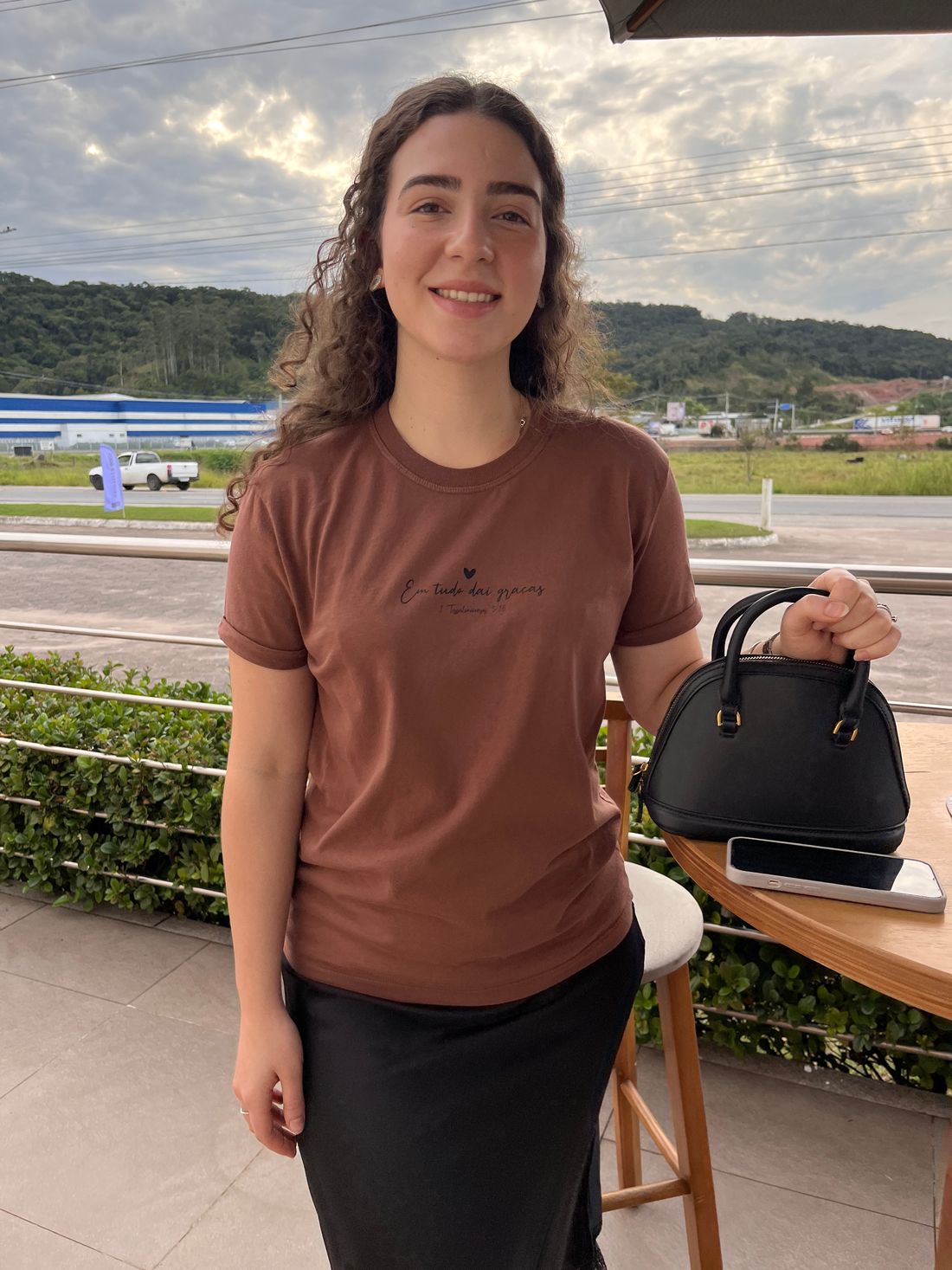 Tshirt Premium - Em tudo dai Graças - Marrom Tshirt Premium - Em tudo dai Graças - Marrom