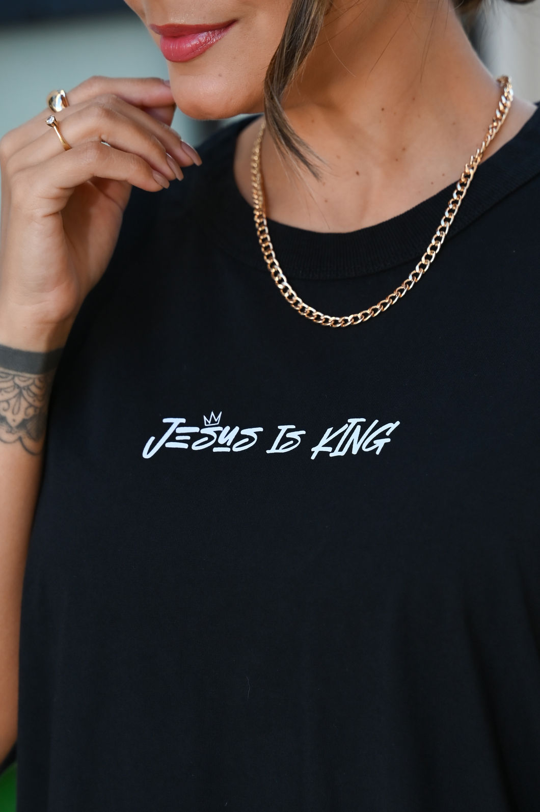 T-shirt Oversized - Jesus is King - Preta
