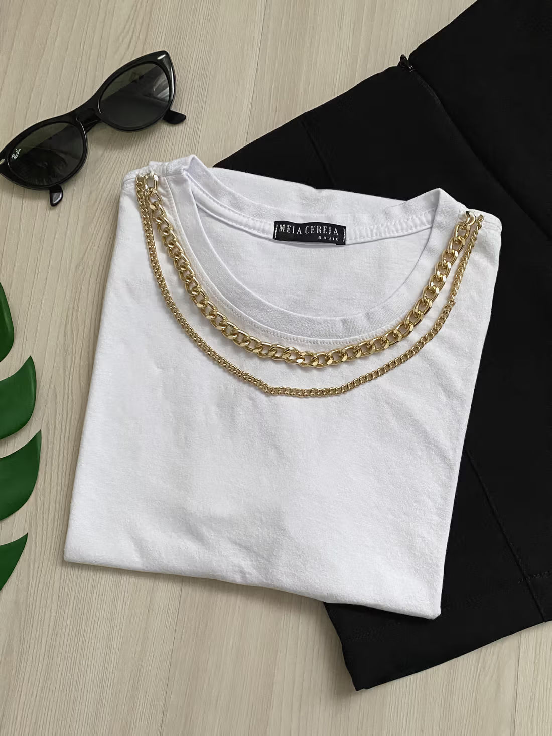 Tshirt Basic - Detalhe de corrente - Branca