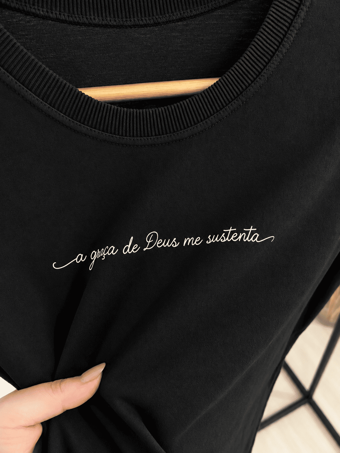 Tshirt Premium - A graça de Deus sustenta - Preta Tshirt Premium - A graça de Deus sustenta - Preta