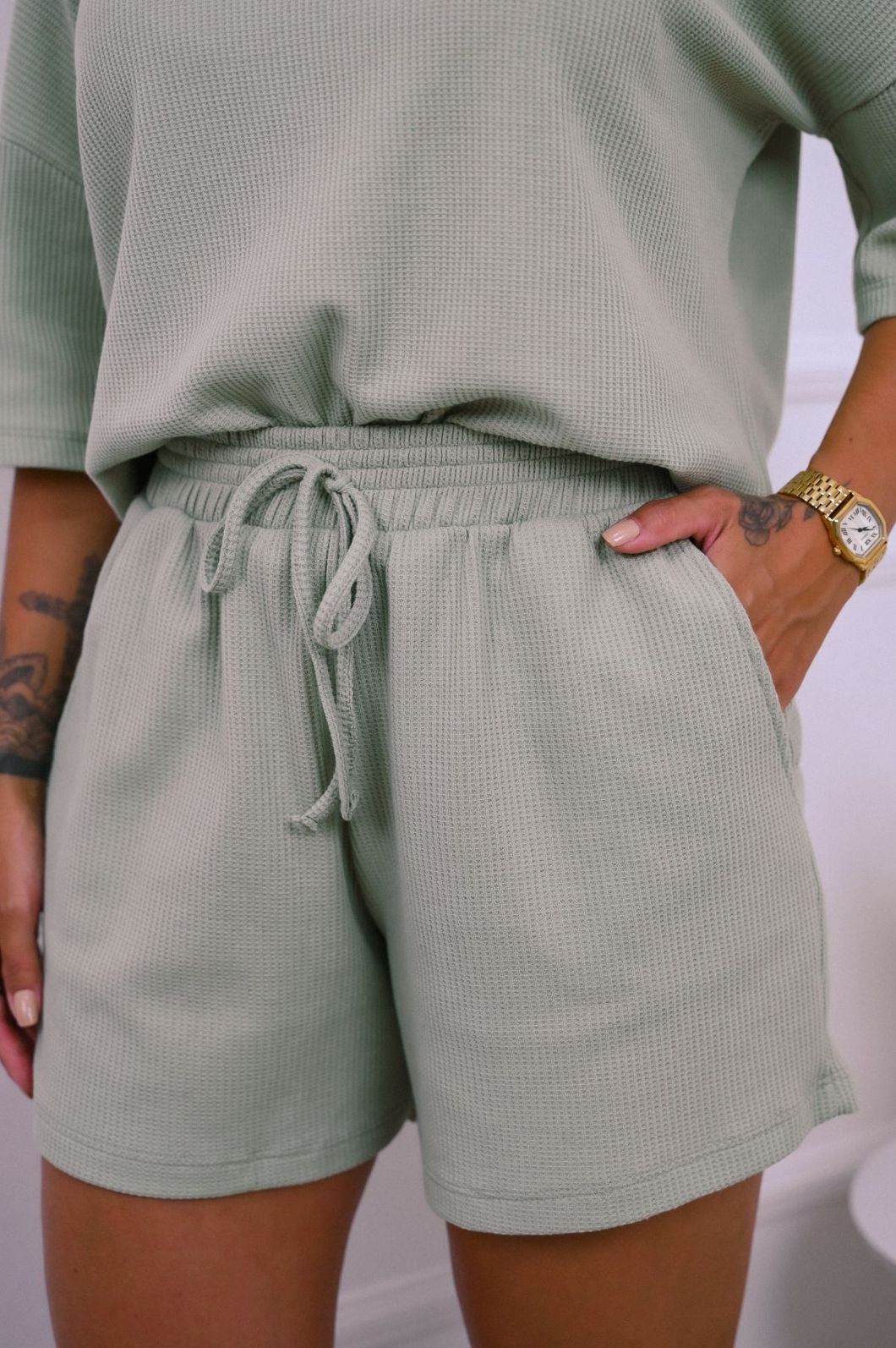 SHORTS HELENA COM BOLSOS FACA COLMEIA TEE LINDA SHORTS HELENA COM BOLSOS FACA COLMEIA TEE LINDA