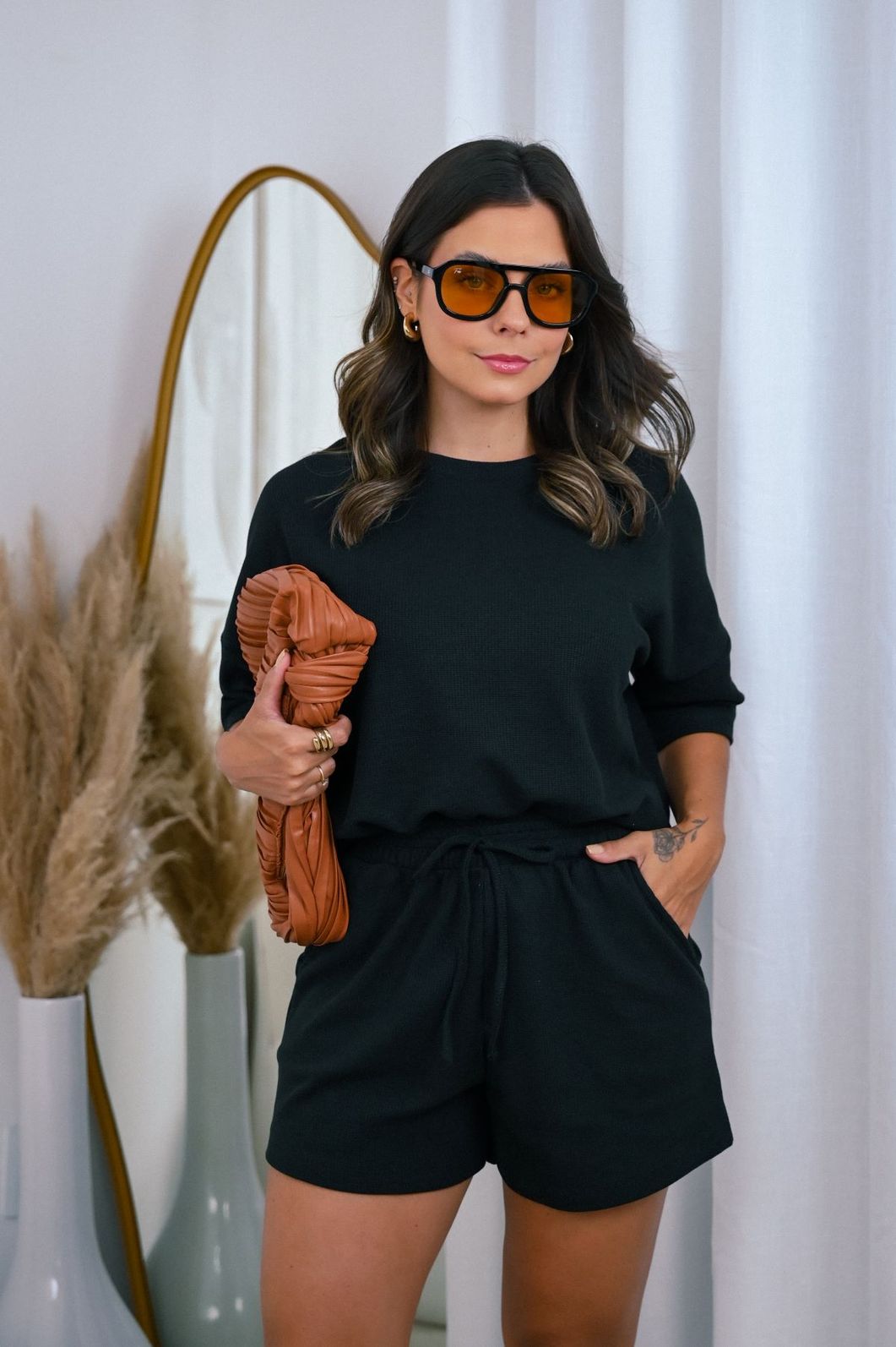 SHORTS HELENA COM BOLSOS FACA COLMEIA TEE LINDA SHORTS HELENA COM BOLSOS FACA COLMEIA TEE LINDA