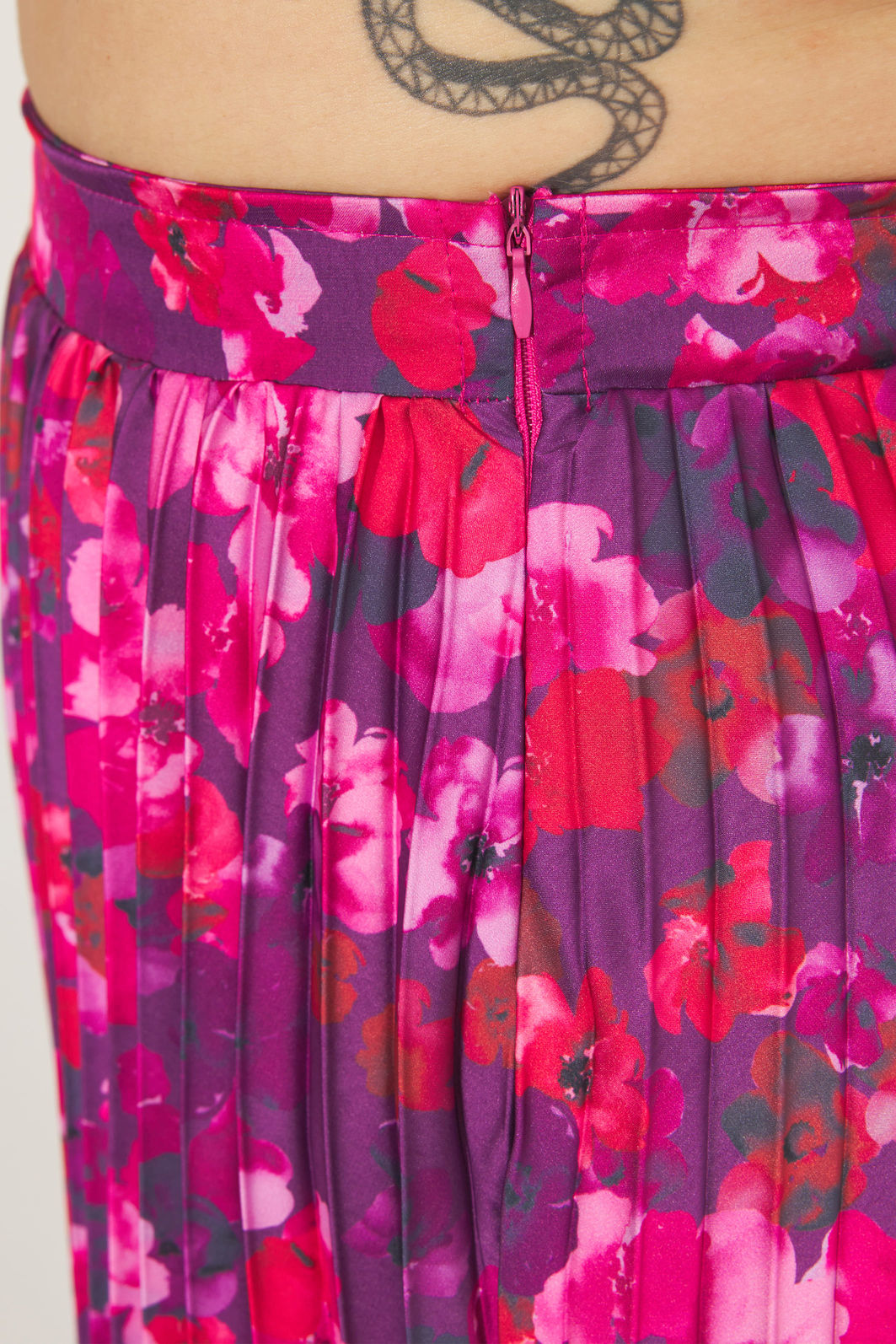 Saia Midi Plissada Scarlet Floral