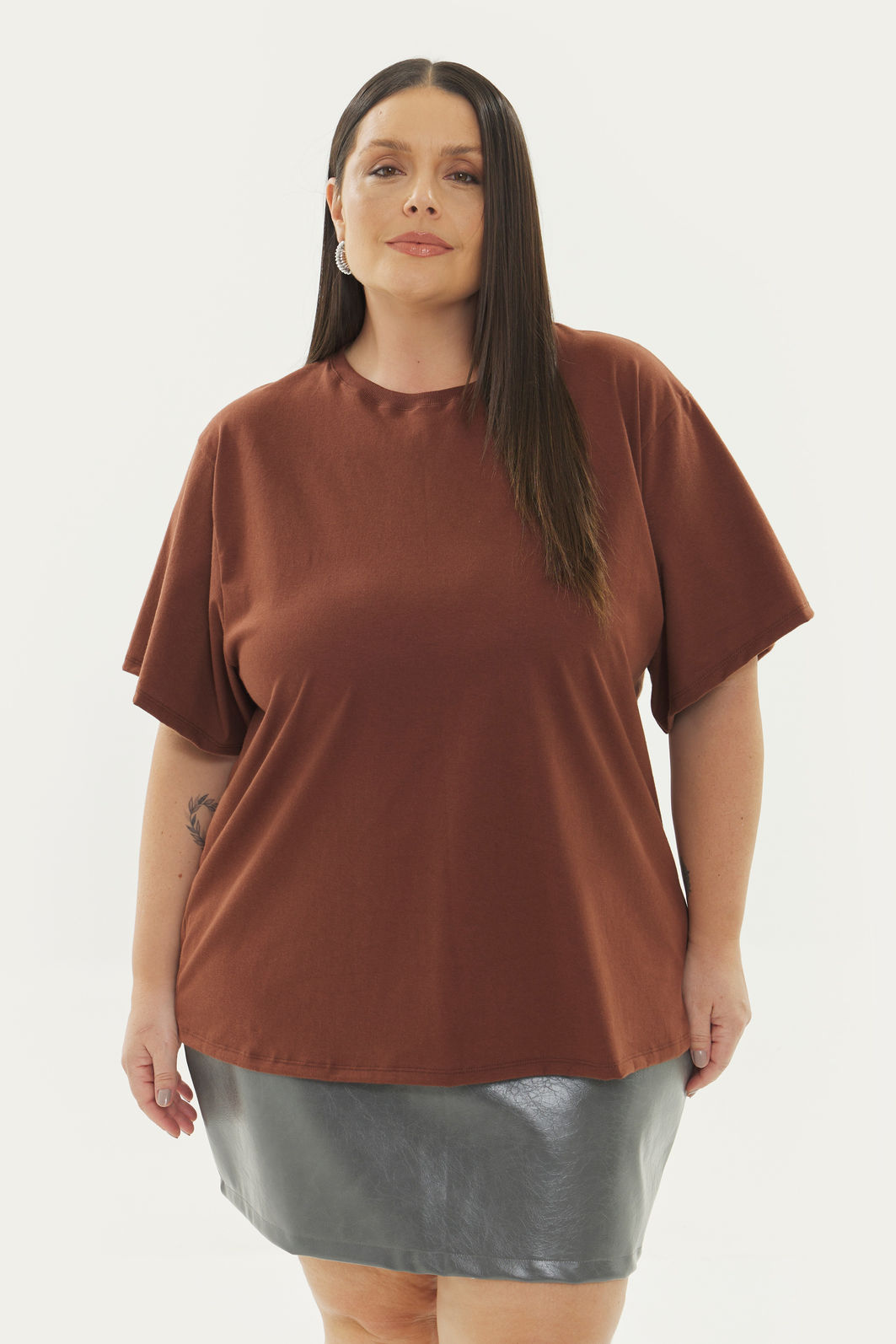 T-shirt Malha Confort Básica Nina Marrom