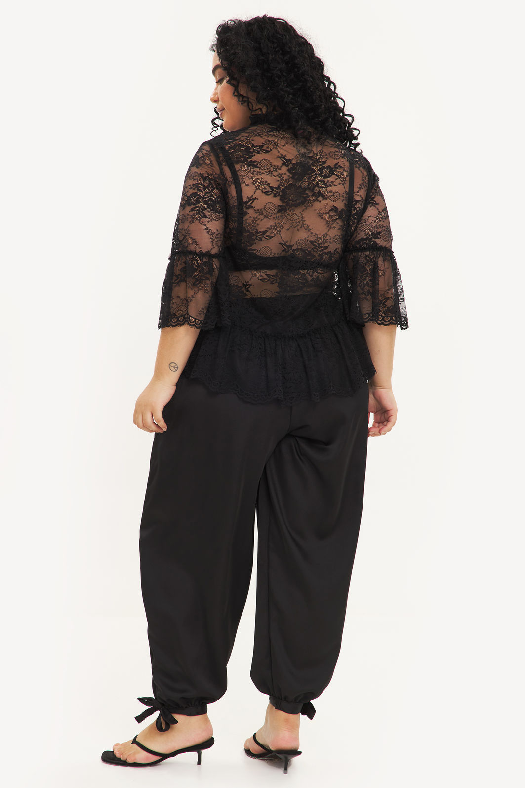 Blusa De Renda Florinda Preto