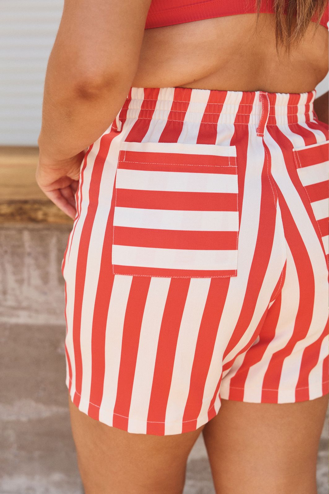 Short Sarja Olivia Listrado Vermelho