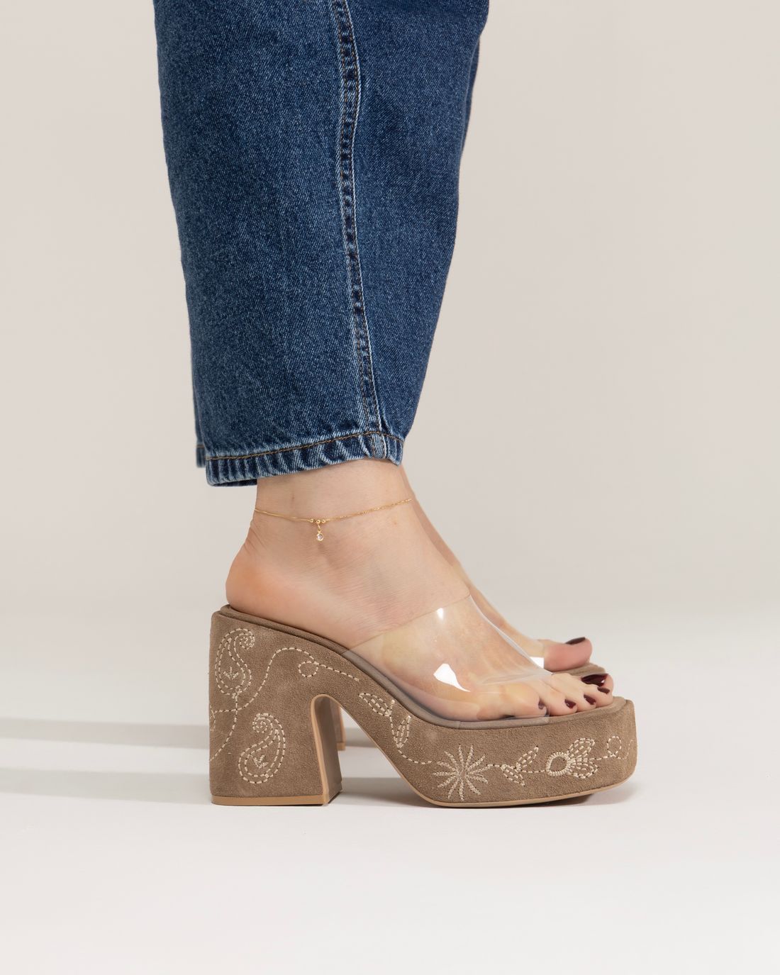 NORONHA – TAMANCO VINIL SALTO PLATAFORMA EM COURO NOBUCK BORDADO FENDI NORONHA – TAMANCO VINIL SALTO PLATAFORMA EM COURO NOBUCK BORDADO FENDI