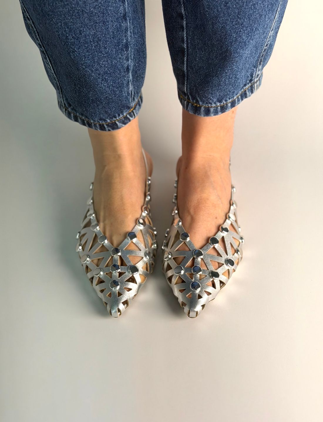 SAVINA - SAPATILHA SLINGBACK COURO COM TACHAS PRATEADA SAVINA - SAPATILHA SLINGBACK COURO COM TACHAS PRATEADA