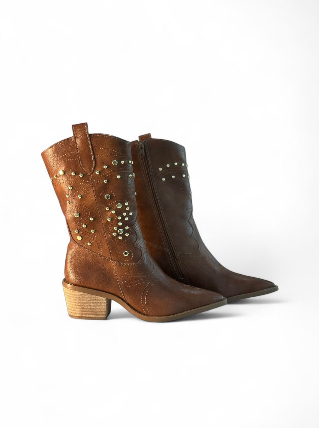 MONTANA - BOTA COURO COM TACHAS DOURADAS CARAMELO MONTANA - BOTA COURO COM TACHAS DOURADAS CARAMELO