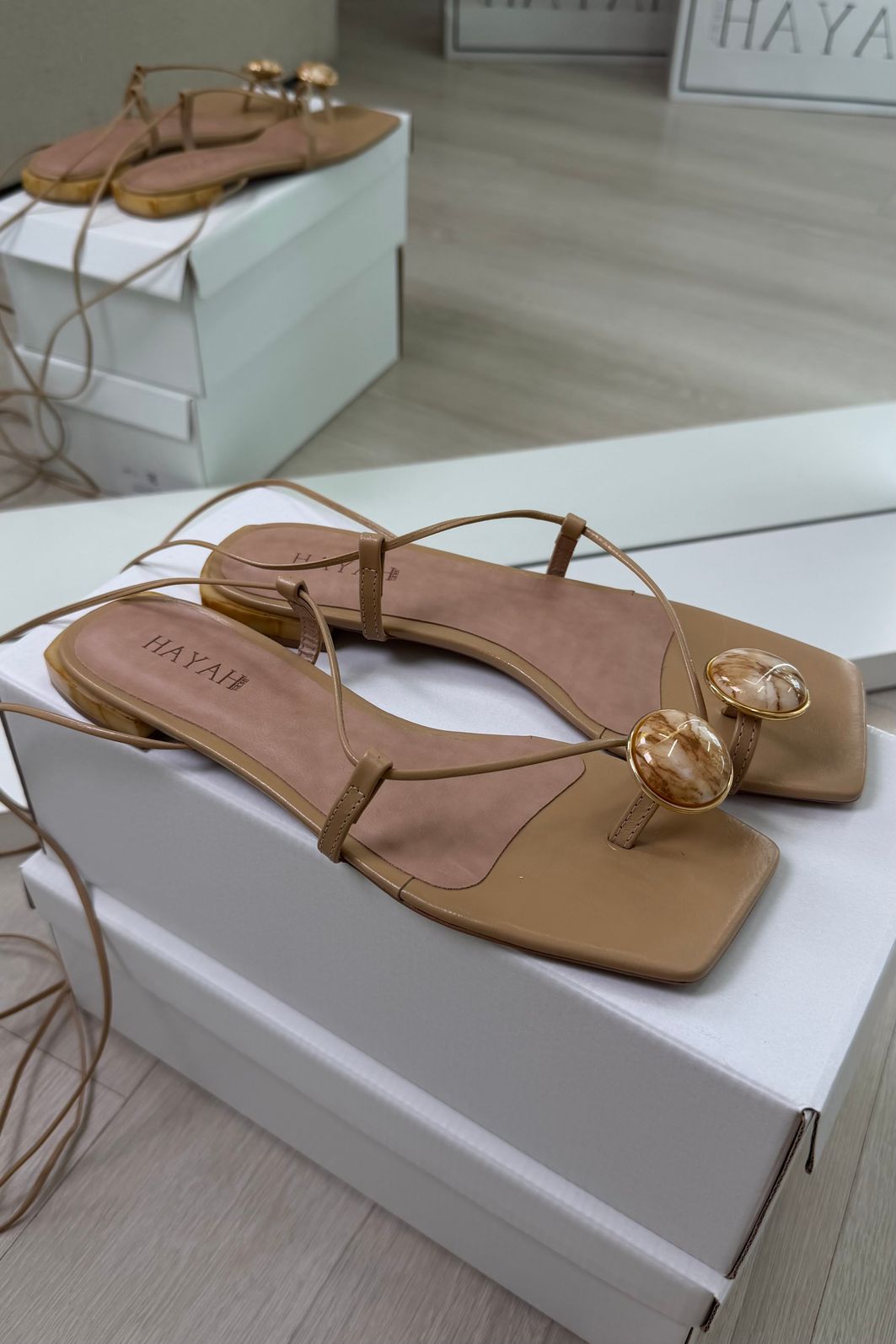 PILLAR - SANDÁLIA FLAT COM DETALHES EM PEDRA NUDE PILLAR - SANDÁLIA FLAT COM DETALHES EM PEDRA NUDE