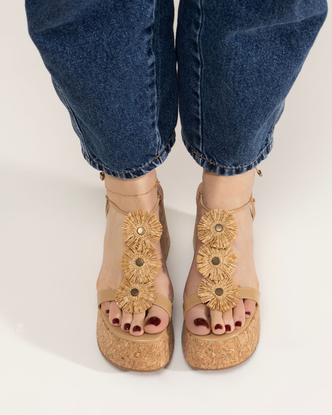 CARAÍVA – SANDÁLIA PLATAFORMA DE CORTIÇA COM FLORES EM PALHA TRIGO CARAÍVA – SANDÁLIA PLATAFORMA DE CORTIÇA COM FLORES EM PALHA TRIGO