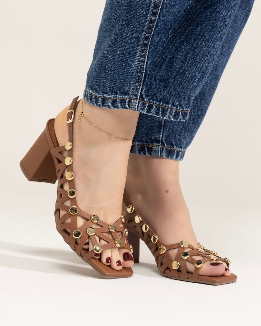 SORAIA - SANDÁLIA COURO COM TACHAS DOURADA CARAMELO