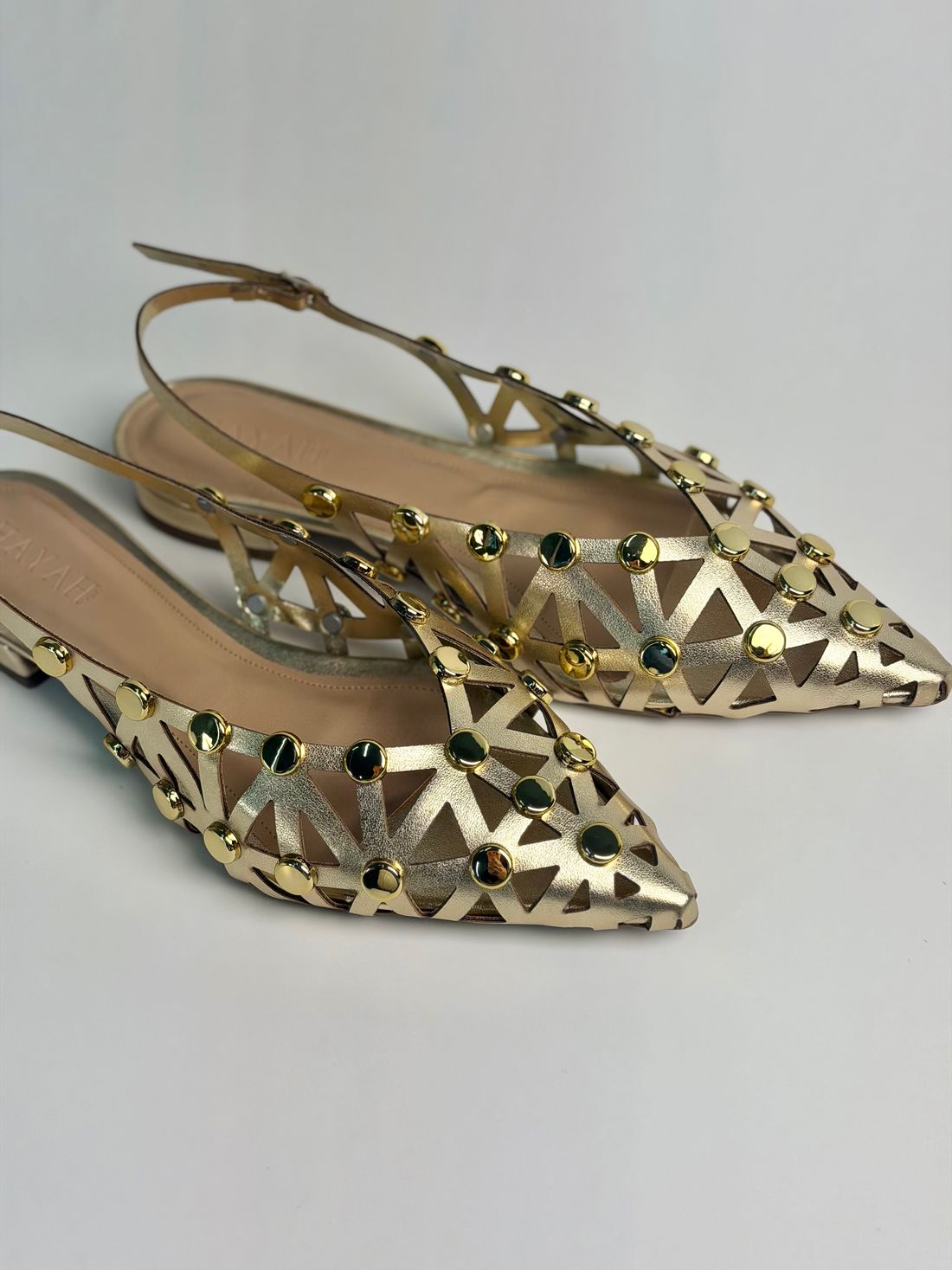 SAVINA - SAPATILHA SLINGBACK COURO COM TACHAS DOURADA SAVINA - SAPATILHA SLINGBACK COURO COM TACHAS DOURADA