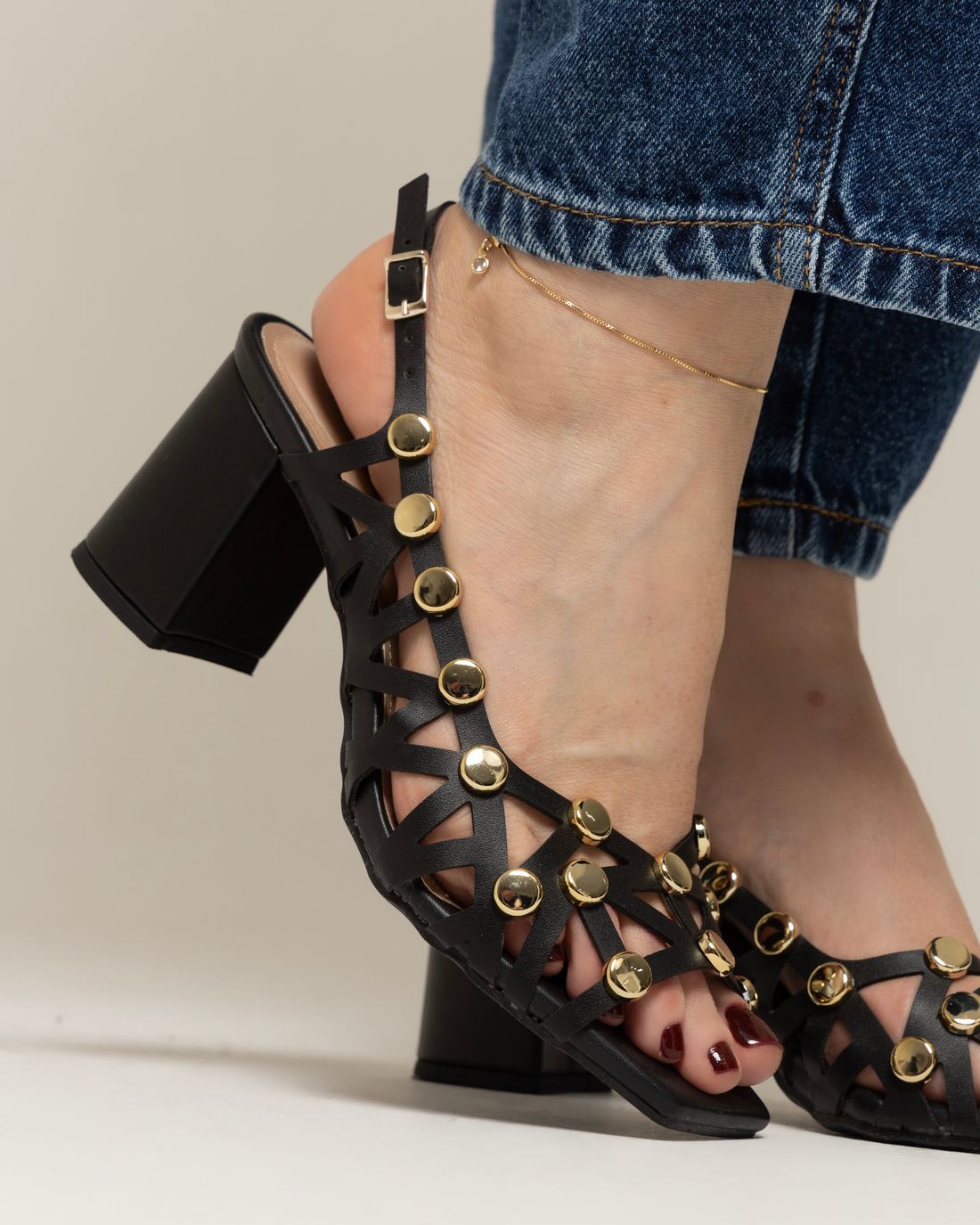 SORAIA - SANDÁLIA COURO COM TACHAS DOURADA PRETA