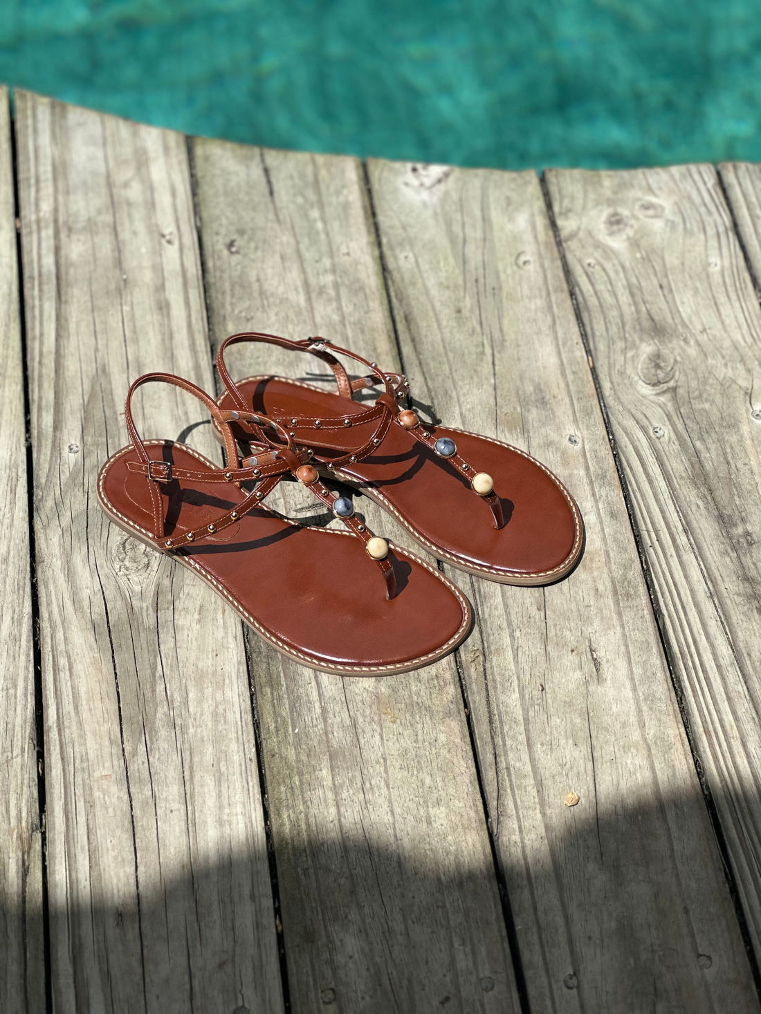 PIPA - FLAT SANDÁLIA CARAMELO COM PEDRAS COLORIDAS PIPA - FLAT SANDÁLIA CARAMELO COM PEDRAS COLORIDAS