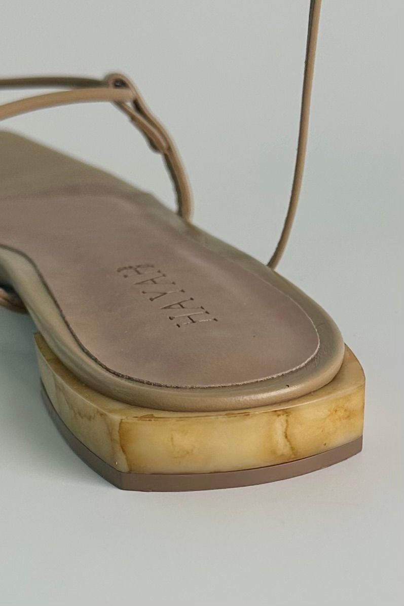 PILLAR - SANDÁLIA FLAT COM DETALHES EM PEDRA NUDE PILLAR - SANDÁLIA FLAT COM DETALHES EM PEDRA NUDE