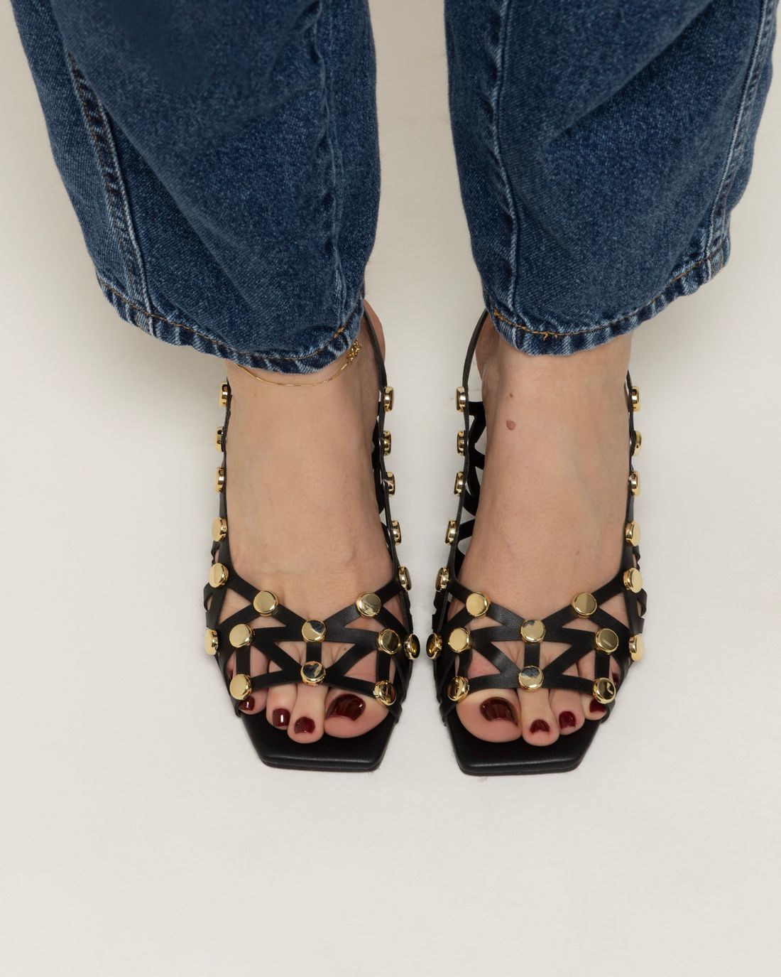 SORAIA - SANDÁLIA COURO COM TACHAS DOURADA PRETA