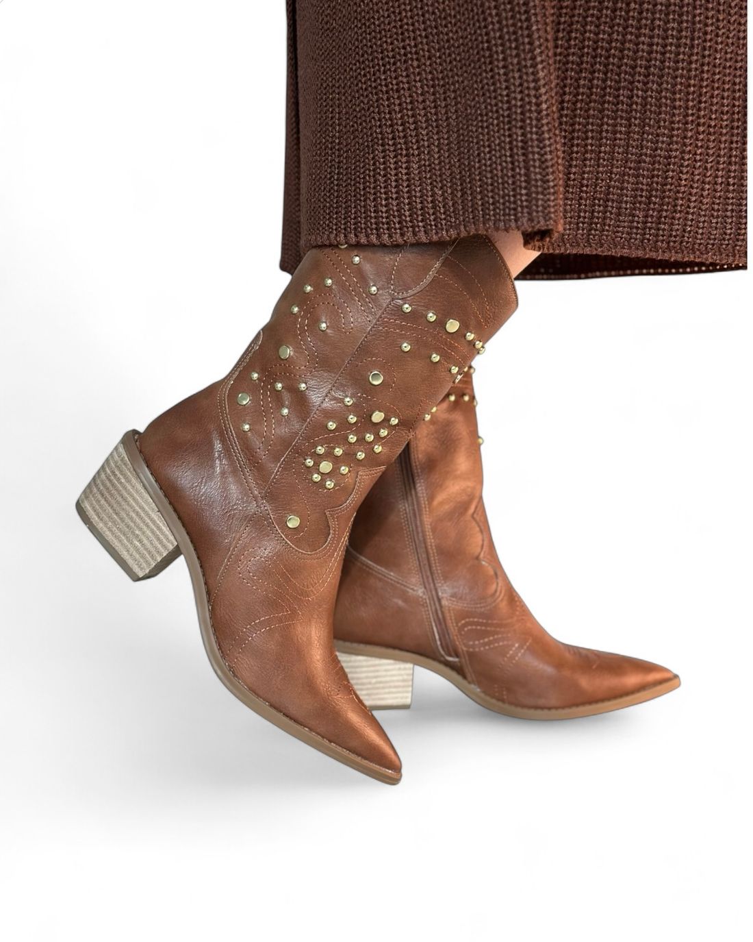 MONTANA - BOTA COURO COM TACHAS DOURADAS CARAMELO MONTANA - BOTA COURO COM TACHAS DOURADAS CARAMELO