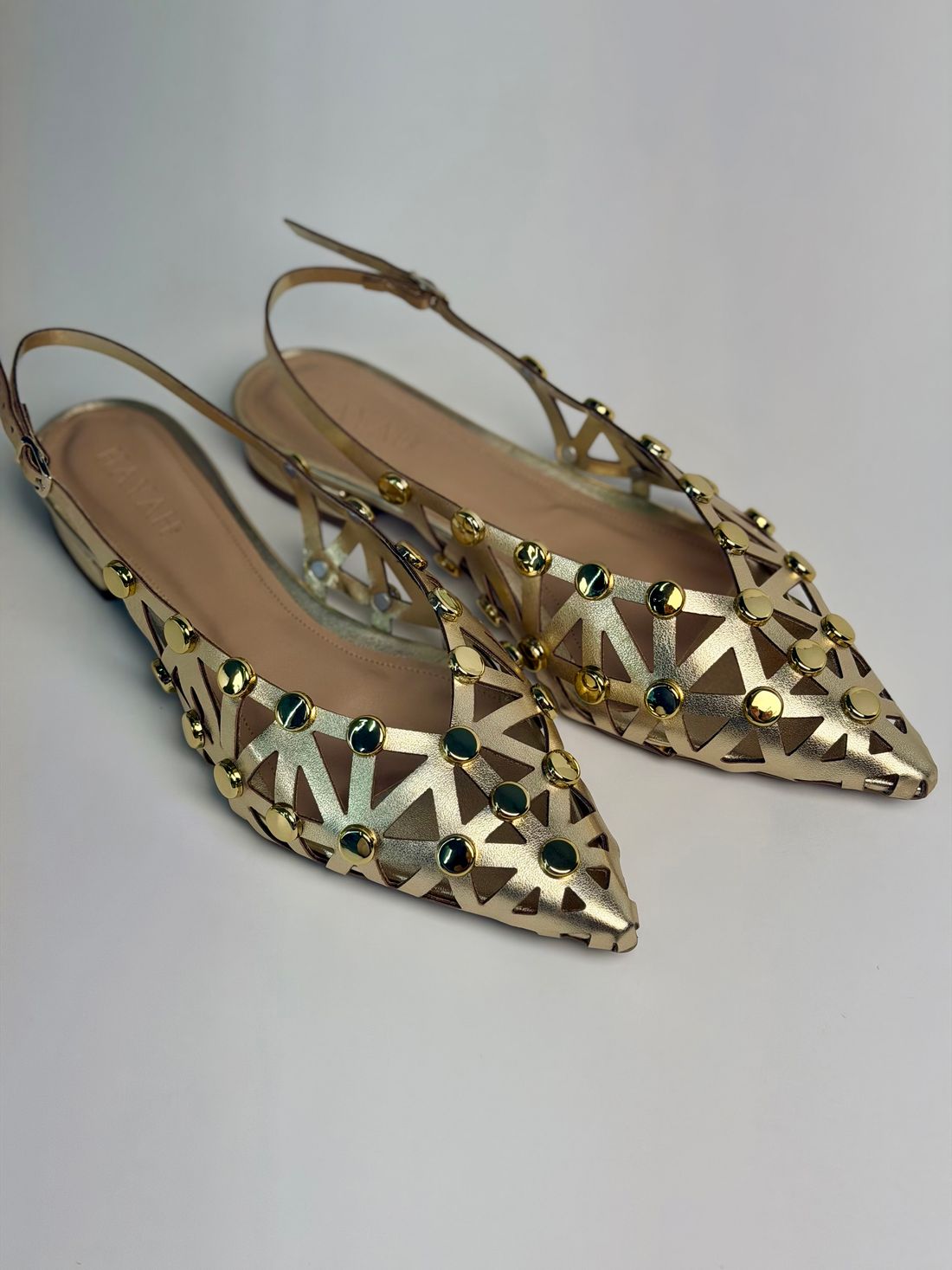 SAVINA - SAPATILHA SLINGBACK COURO COM TACHAS DOURADA SAVINA - SAPATILHA SLINGBACK COURO COM TACHAS DOURADA