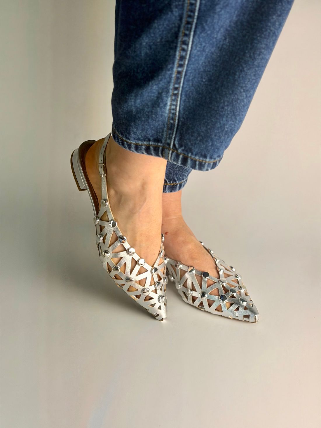 SAVINA - SAPATILHA SLINGBACK COURO COM TACHAS PRATEADA SAVINA - SAPATILHA SLINGBACK COURO COM TACHAS PRATEADA