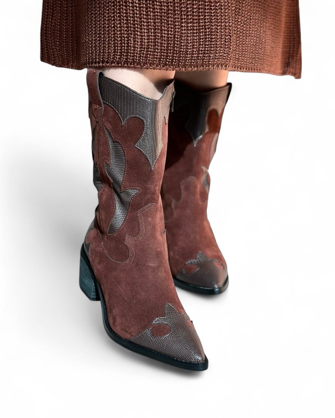 ARIZONA - BOTA CAMURÇA COM RECORTES EM COURO MARROM ARIZONA - BOTA CAMURÇA COM RECORTES EM COURO MARROM