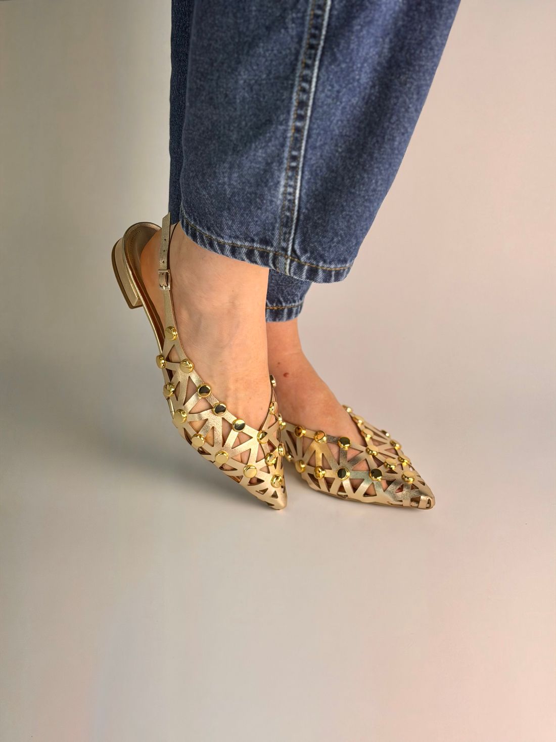 SAVINA - SAPATILHA SLINGBACK COURO COM TACHAS DOURADA SAVINA - SAPATILHA SLINGBACK COURO COM TACHAS DOURADA