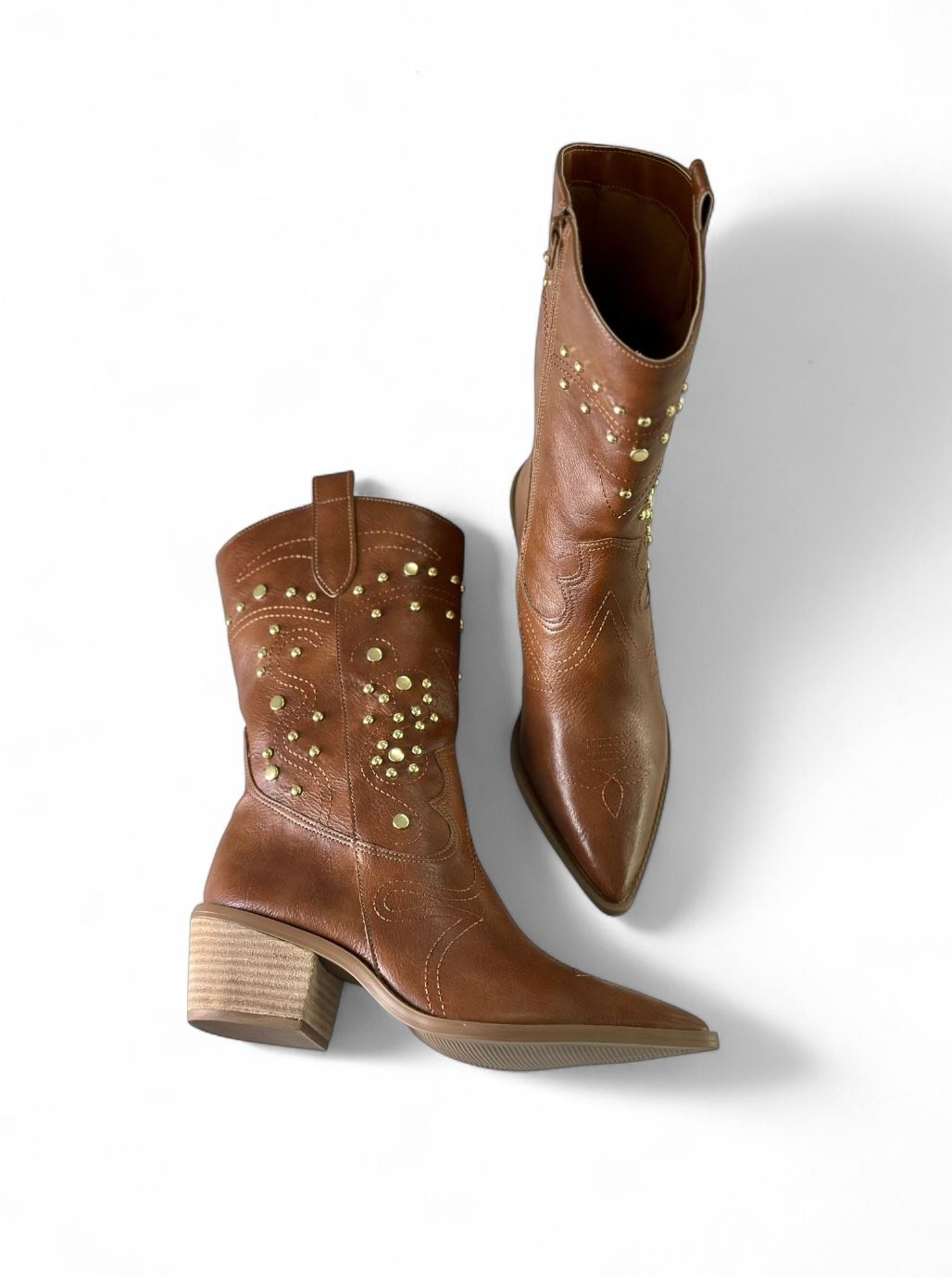 MONTANA - BOTA COURO COM TACHAS DOURADAS CARAMELO MONTANA - BOTA COURO COM TACHAS DOURADAS CARAMELO