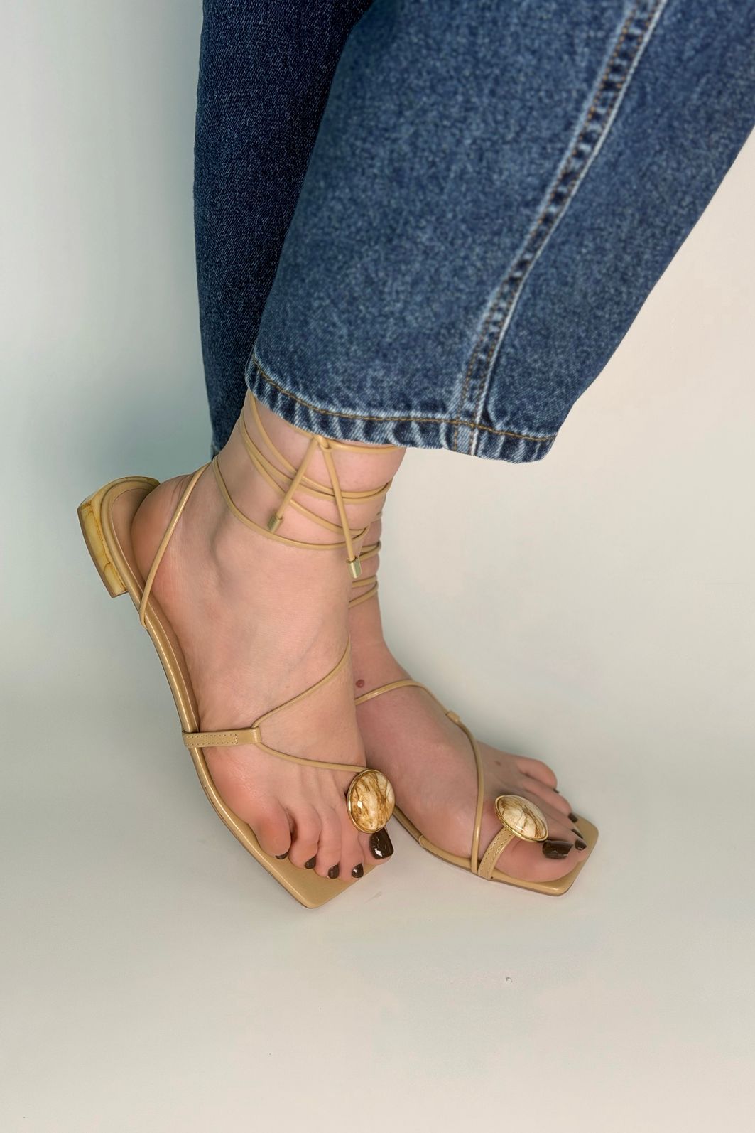 PILLAR - SANDÁLIA FLAT COM DETALHES EM PEDRA NUDE PILLAR - SANDÁLIA FLAT COM DETALHES EM PEDRA NUDE