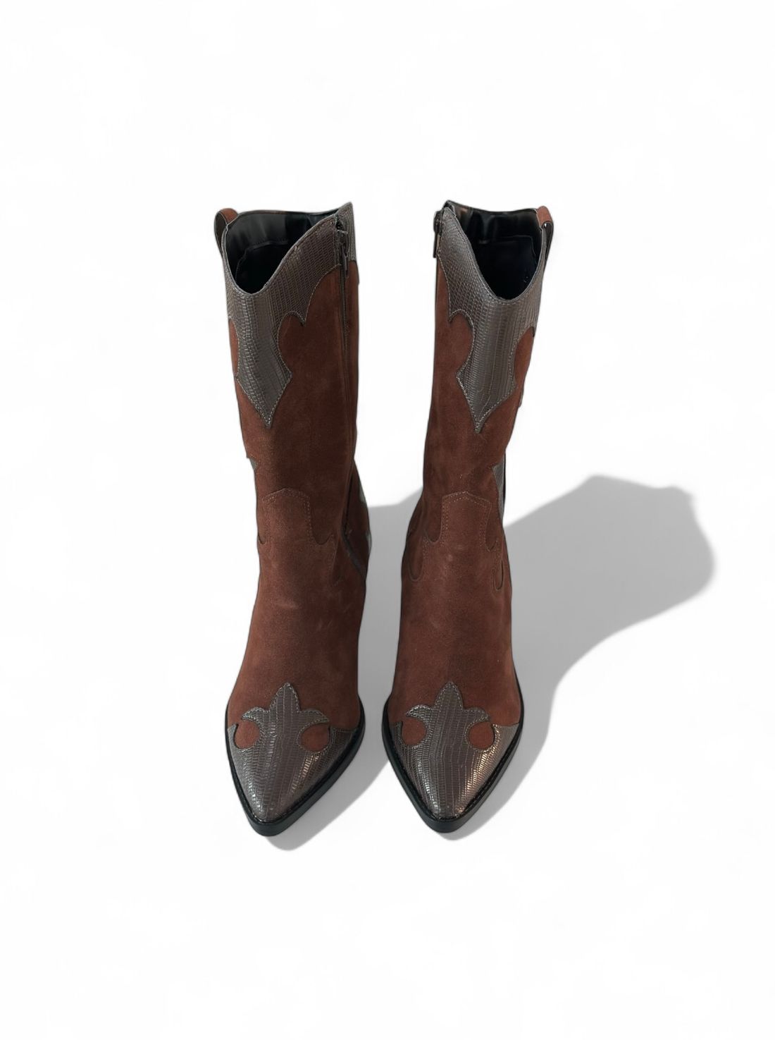 ARIZONA - BOTA CAMURÇA COM RECORTES EM COURO MARROM ARIZONA - BOTA CAMURÇA COM RECORTES EM COURO MARROM