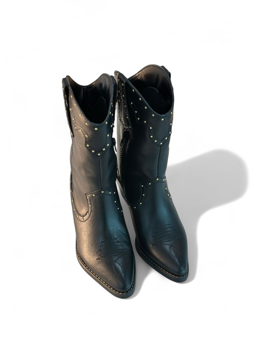 SELENA - BOTA COURO COM PESPONTOS E TACHAS PRETA SELENA - BOTA COURO COM PESPONTOS E TACHAS PRETA