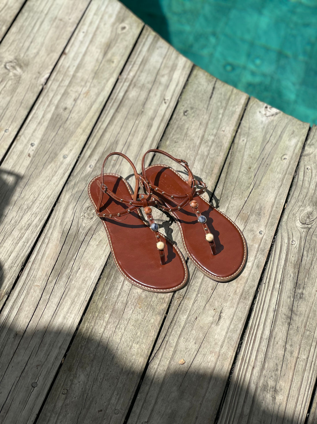 PIPA - FLAT SANDÁLIA CARAMELO COM PEDRAS COLORIDAS PIPA - FLAT SANDÁLIA CARAMELO COM PEDRAS COLORIDAS