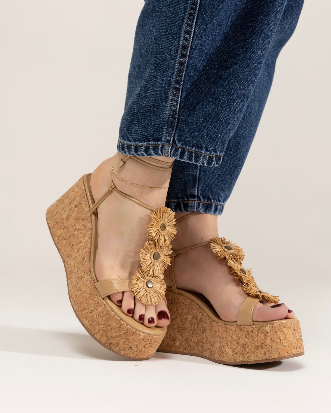 CARAÍVA – SANDÁLIA PLATAFORMA DE CORTIÇA COM FLORES EM PALHA TRIGO CARAÍVA – SANDÁLIA PLATAFORMA DE CORTIÇA COM FLORES EM PALHA TRIGO