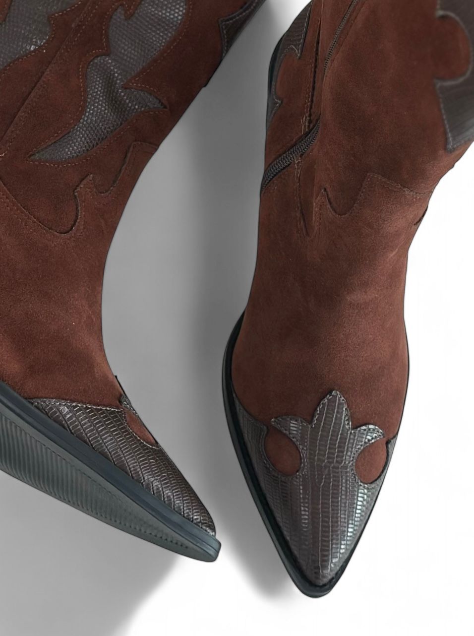 ARIZONA - BOTA CAMURÇA COM RECORTES EM COURO MARROM ARIZONA - BOTA CAMURÇA COM RECORTES EM COURO MARROM