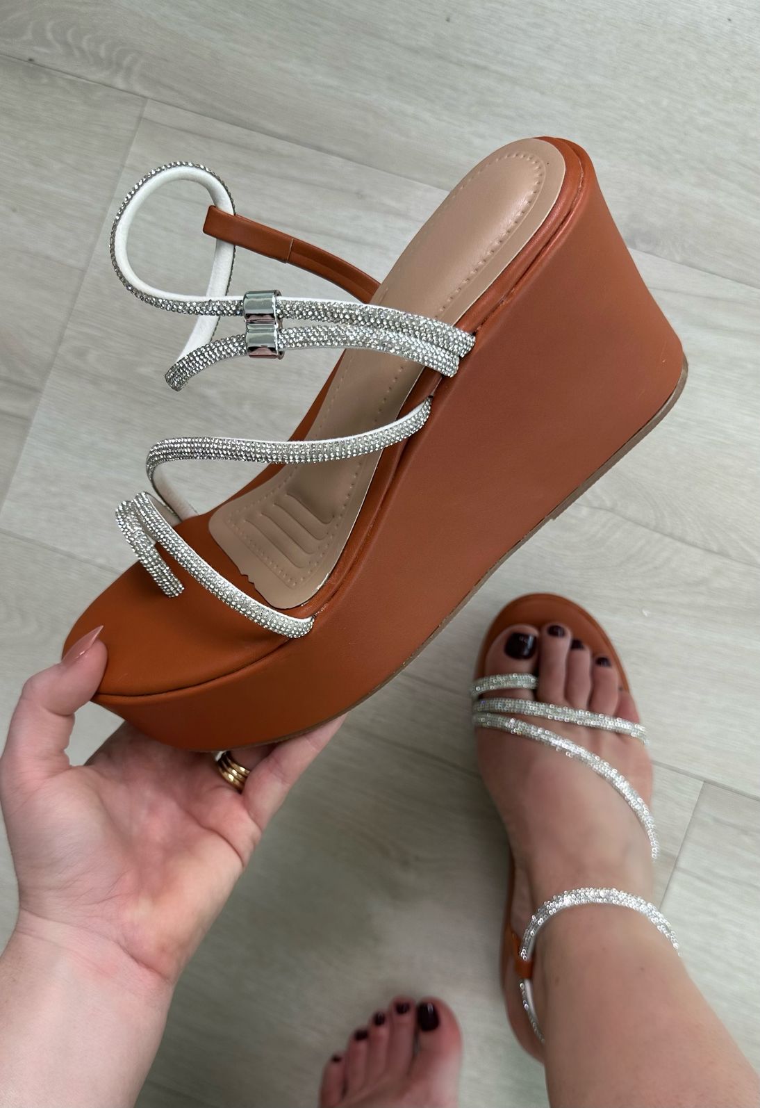 LUCIANA - SANDÁLIA BRILHO PLATAFORMA CARAMELO LUCIANA - SANDÁLIA BRILHO PLATAFORMA CARAMELO