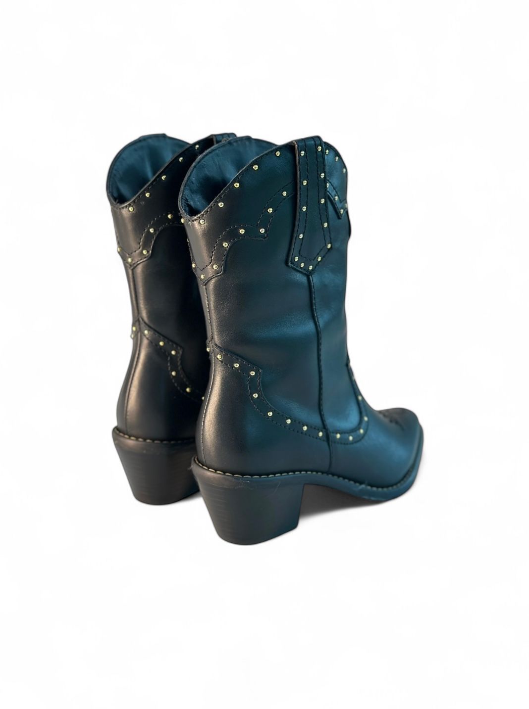 SELENA - BOTA COURO COM PESPONTOS E TACHAS PRETA SELENA - BOTA COURO COM PESPONTOS E TACHAS PRETA