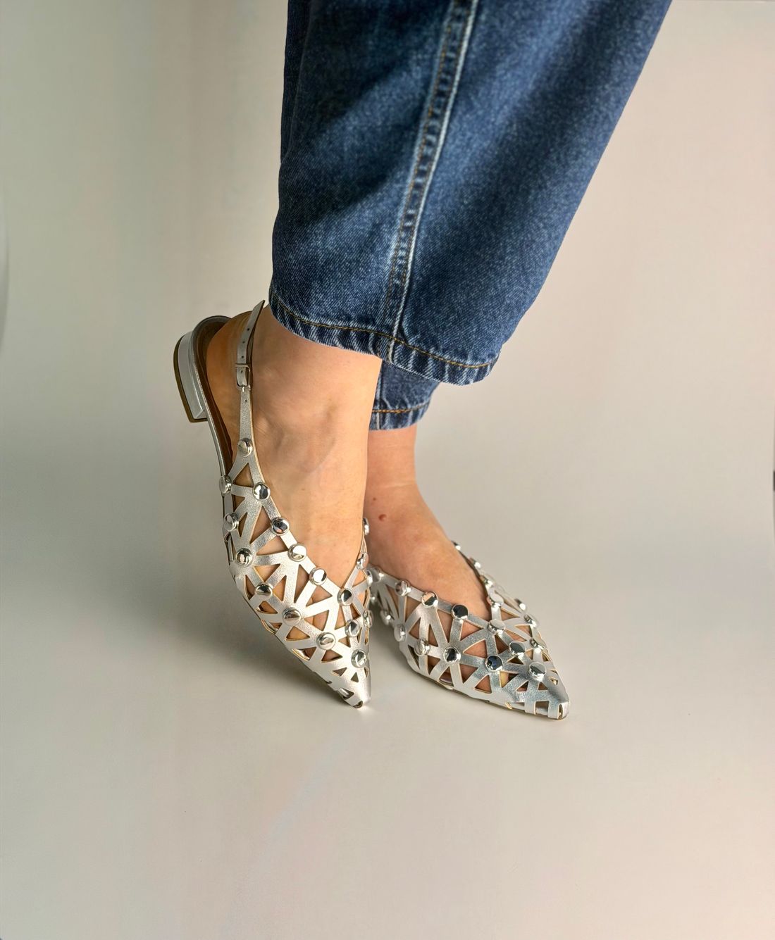 SAVINA - SAPATILHA SLINGBACK COURO COM TACHAS PRATEADA SAVINA - SAPATILHA SLINGBACK COURO COM TACHAS PRATEADA