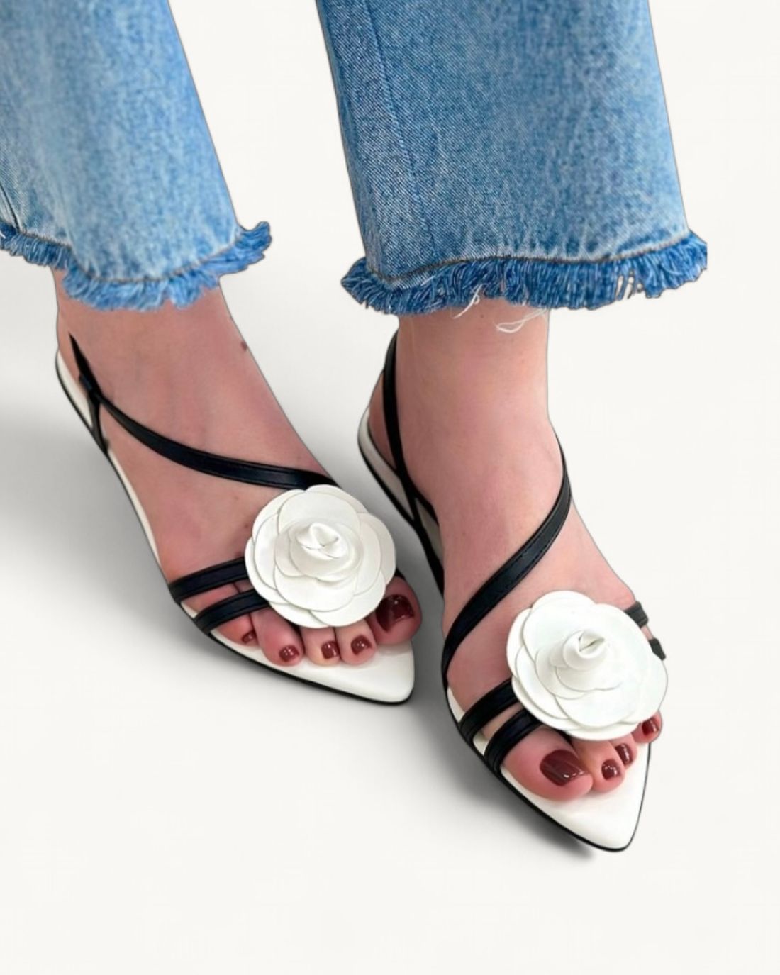 LÍVIA - FLAT FLOR PRETO E BRANCO