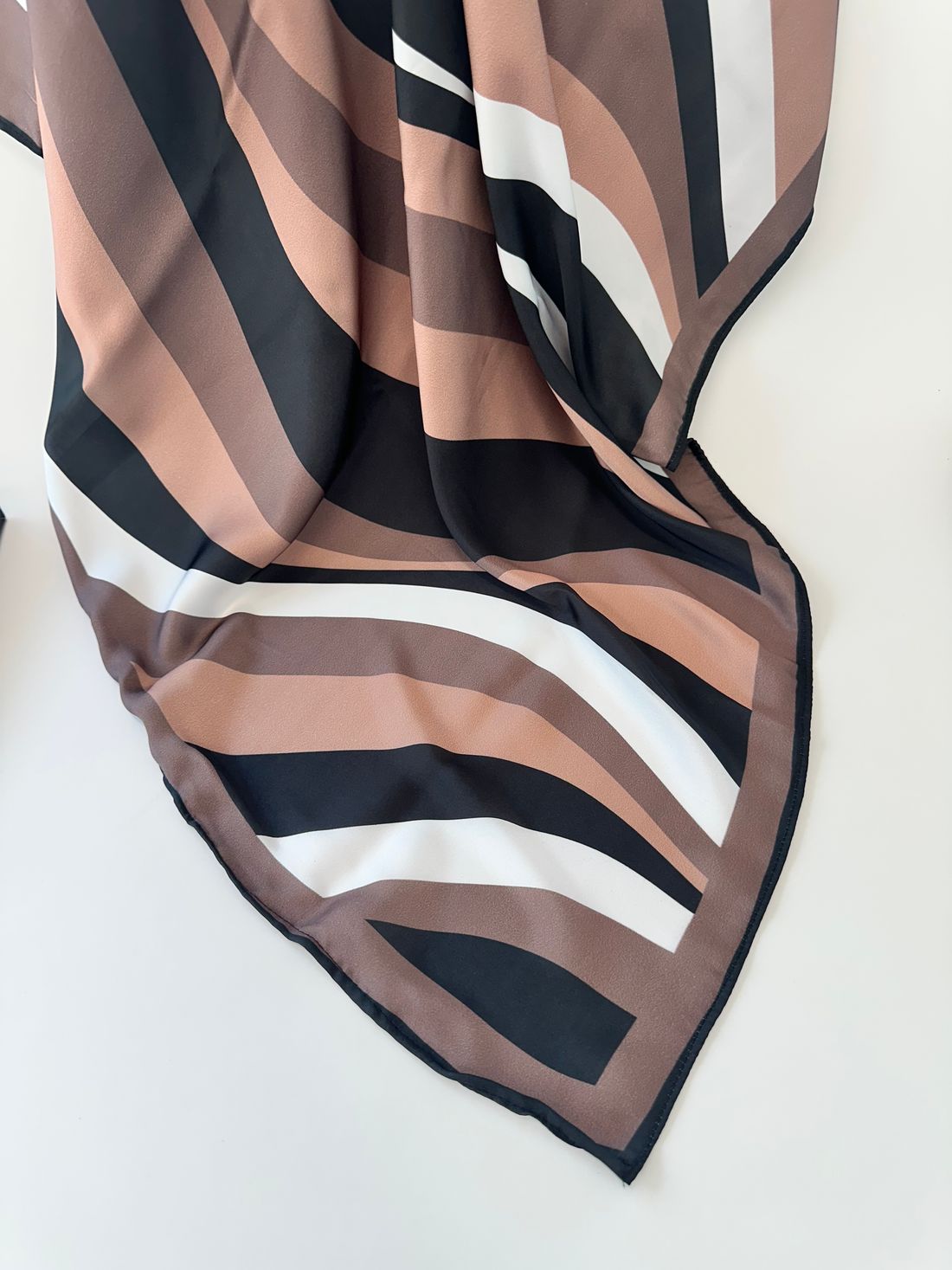 LENÇO QUADRADO PSICODÉLICO MULTICOLOR 90X90