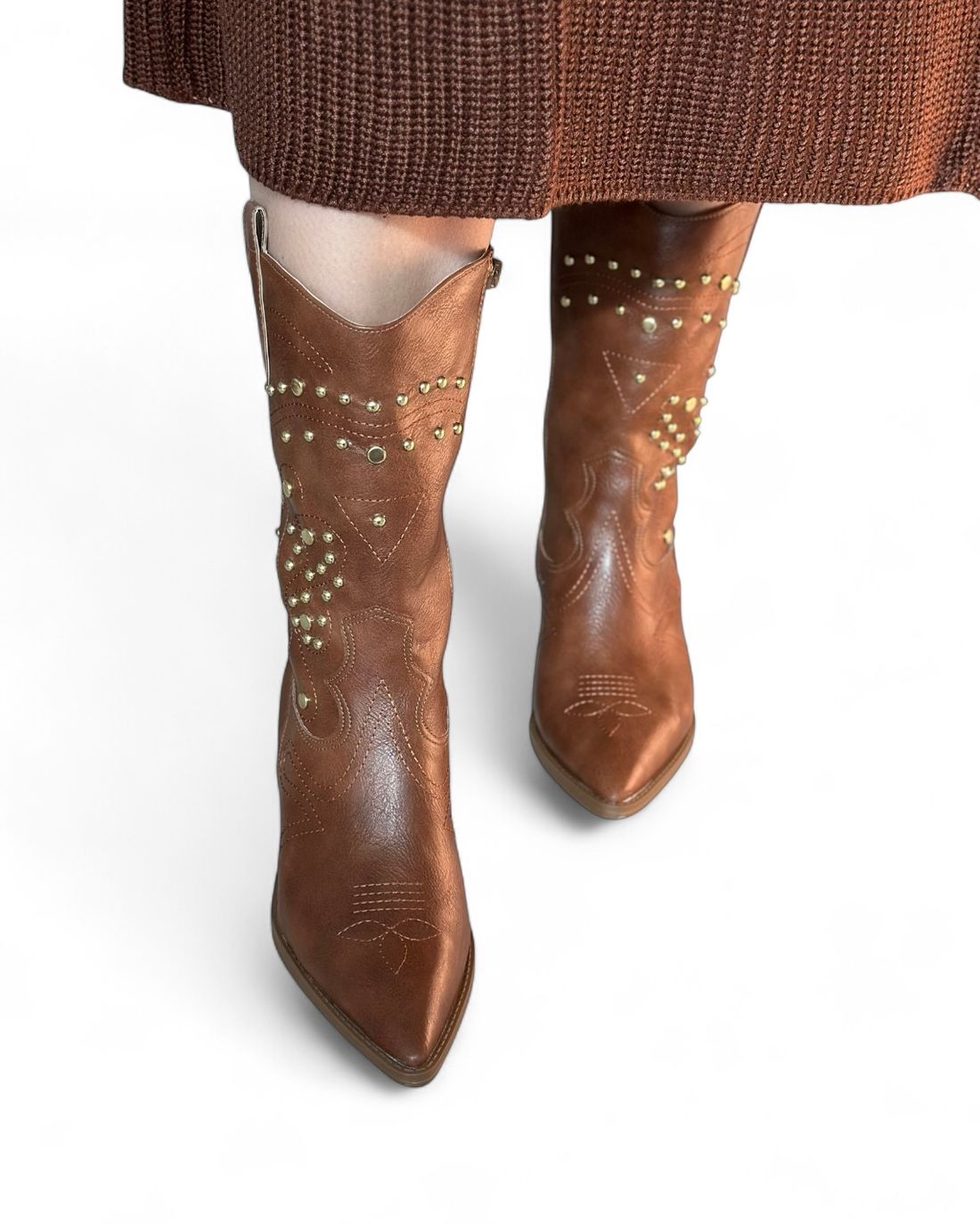 MONTANA - BOTA COURO COM TACHAS DOURADAS CARAMELO MONTANA - BOTA COURO COM TACHAS DOURADAS CARAMELO