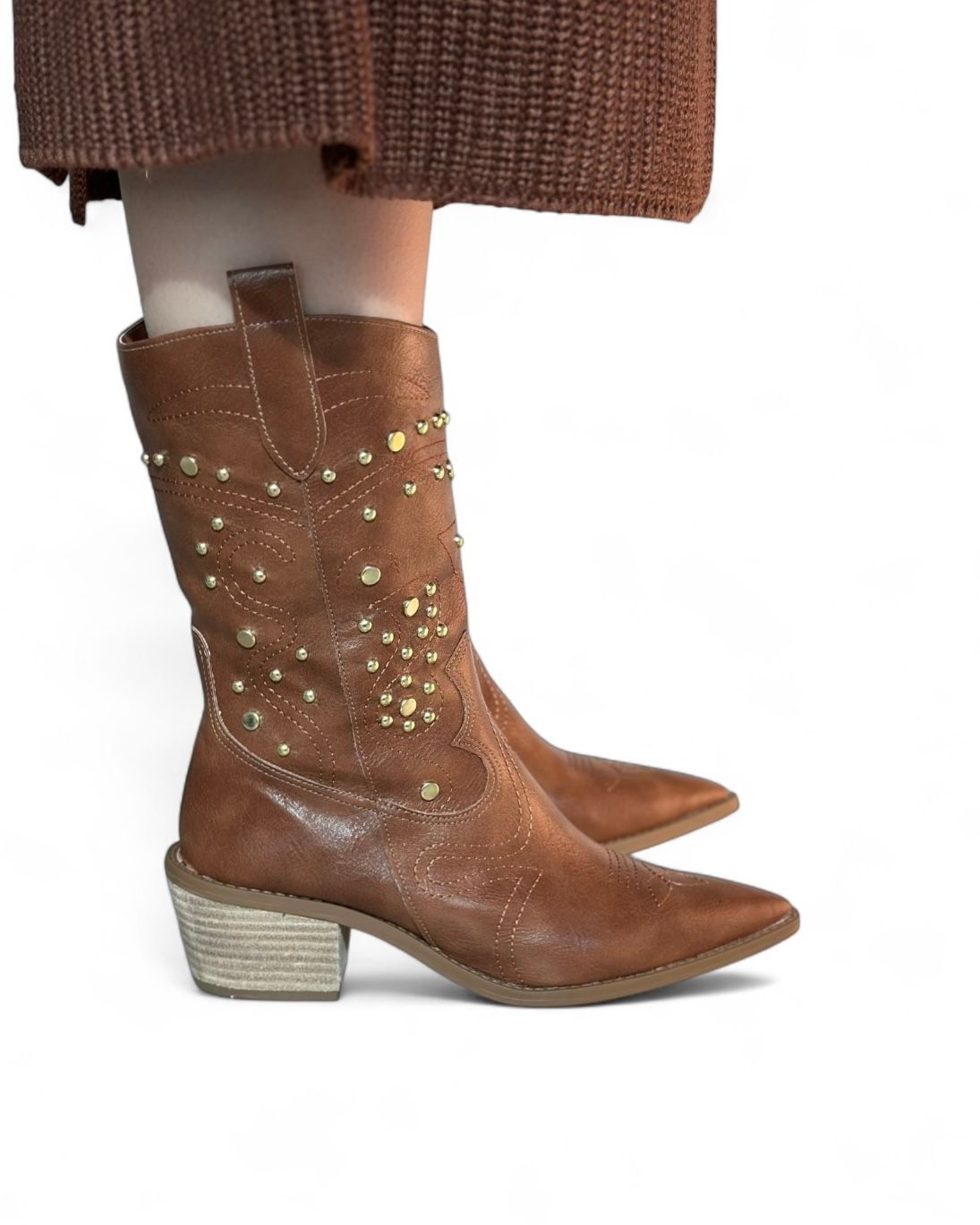 MONTANA - BOTA COURO COM TACHAS DOURADAS CARAMELO MONTANA - BOTA COURO COM TACHAS DOURADAS CARAMELO