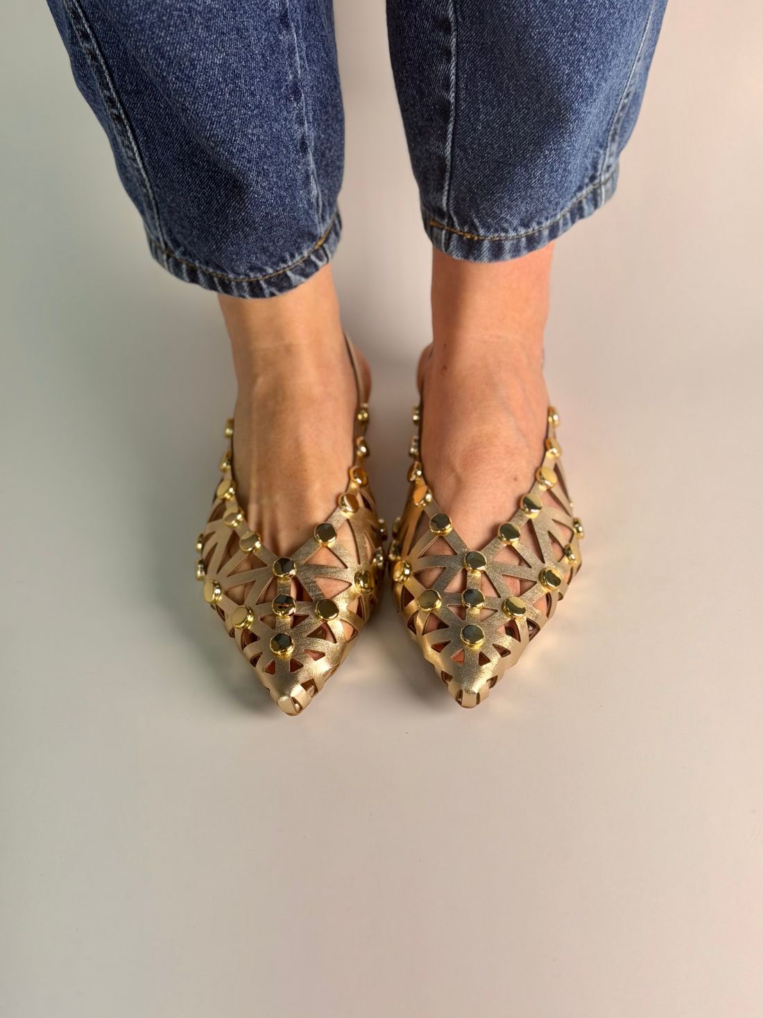 SAVINA - SAPATILHA SLINGBACK COURO COM TACHAS DOURADA SAVINA - SAPATILHA SLINGBACK COURO COM TACHAS DOURADA