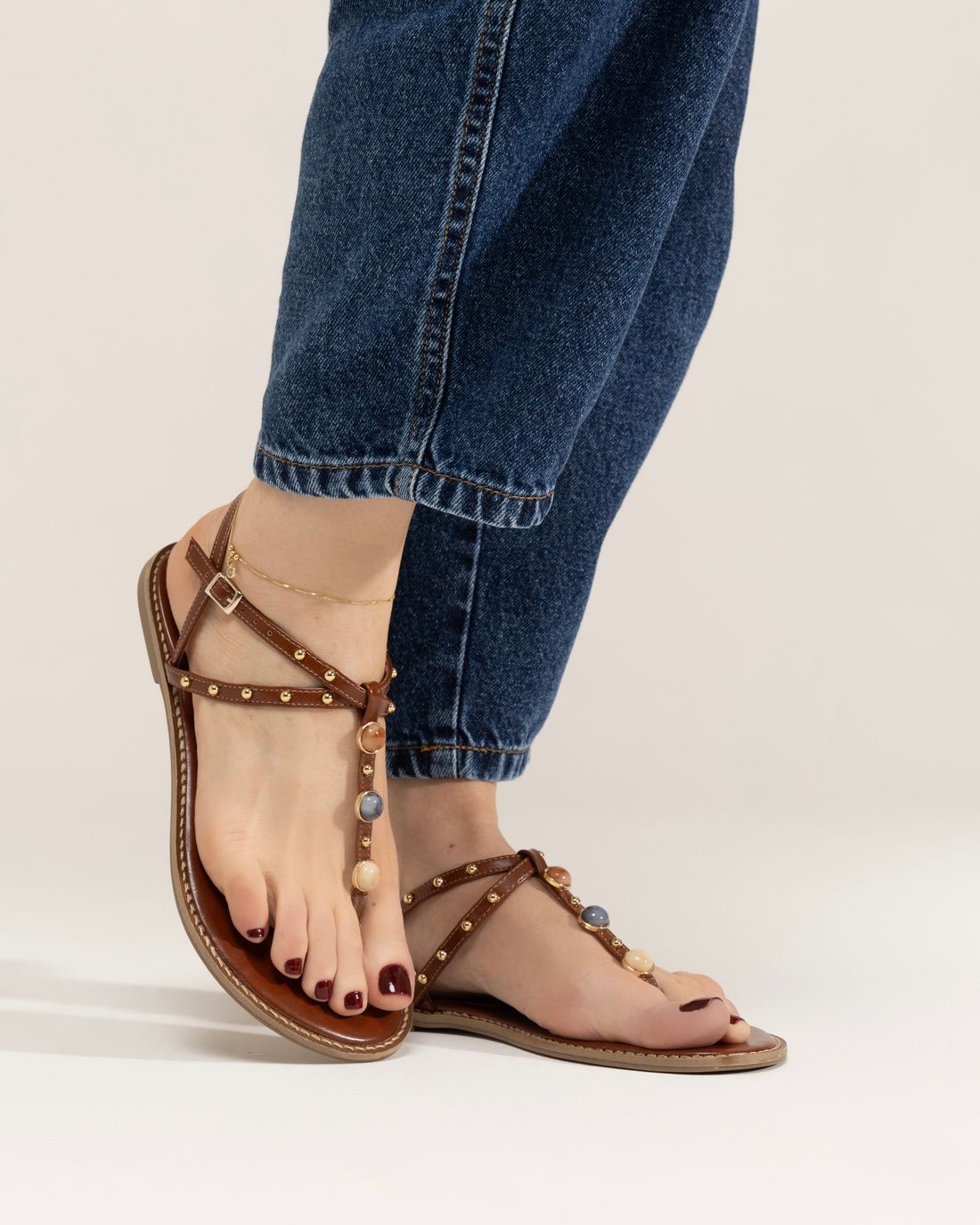 PIPA - FLAT SANDÁLIA CARAMELO COM PEDRAS COLORIDAS PIPA - FLAT SANDÁLIA CARAMELO COM PEDRAS COLORIDAS