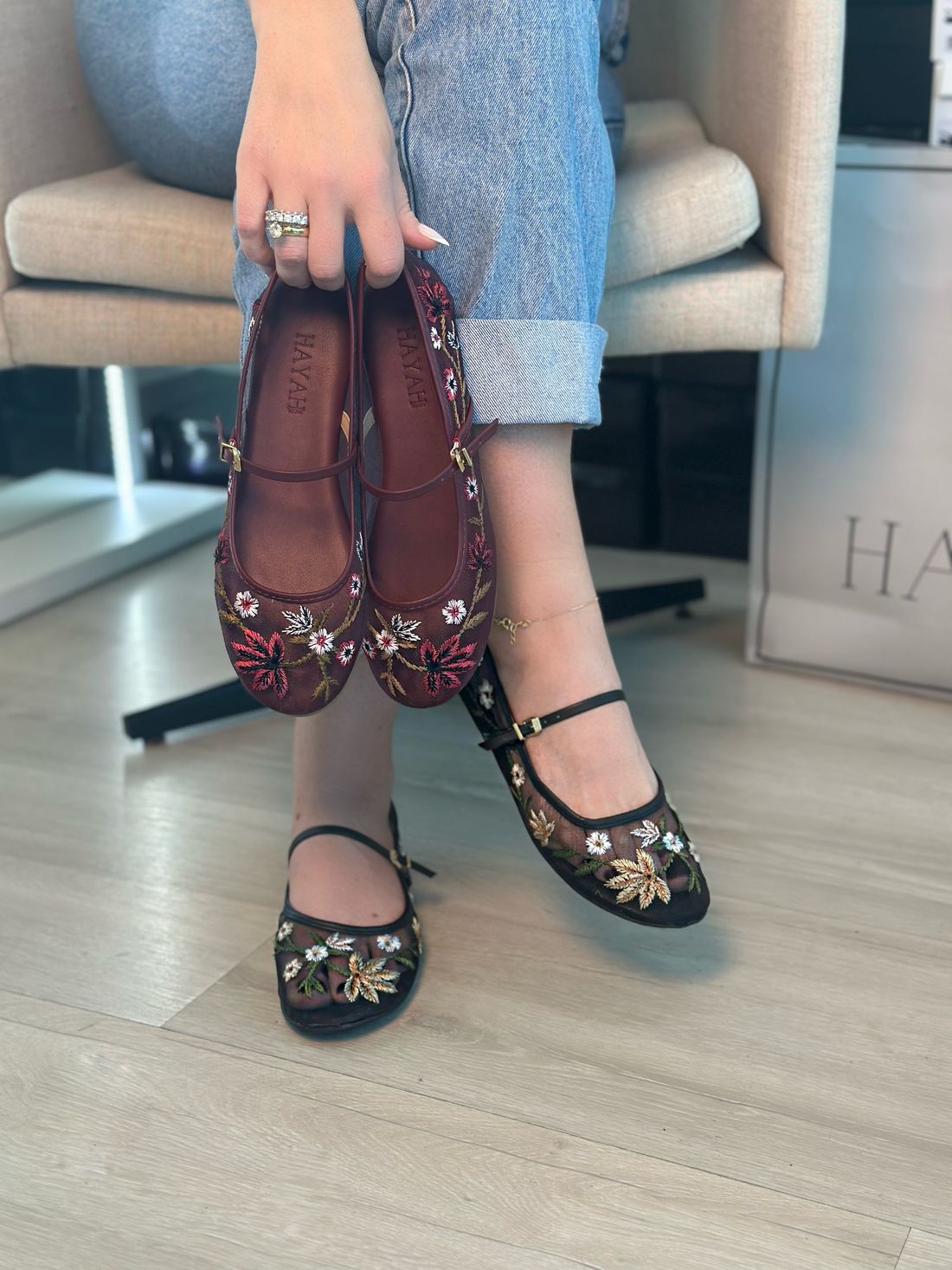 NAOMI - SAPATILHA TELA BORDADA BROMÉLIA NAOMI - SAPATILHA TELA BORDADA BROMÉLIA