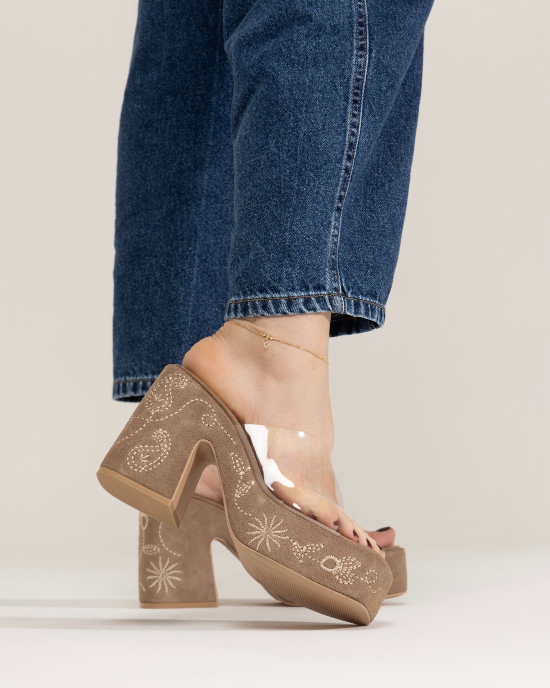 NORONHA – TAMANCO VINIL SALTO PLATAFORMA EM COURO NOBUCK BORDADO FENDI NORONHA – TAMANCO VINIL SALTO PLATAFORMA EM COURO NOBUCK BORDADO FENDI