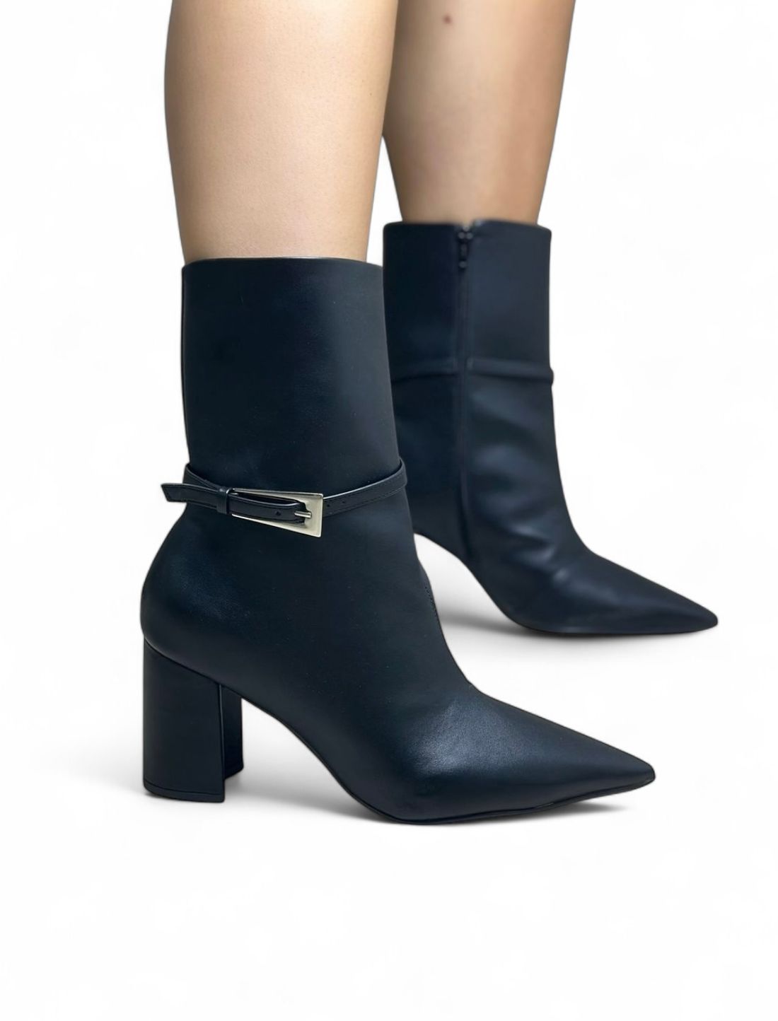 DÁLIA - BOTA COURO CANO BAIXO COM FIVELA PRETA DÁLIA - BOTA COURO CANO BAIXO COM FIVELA PRETA