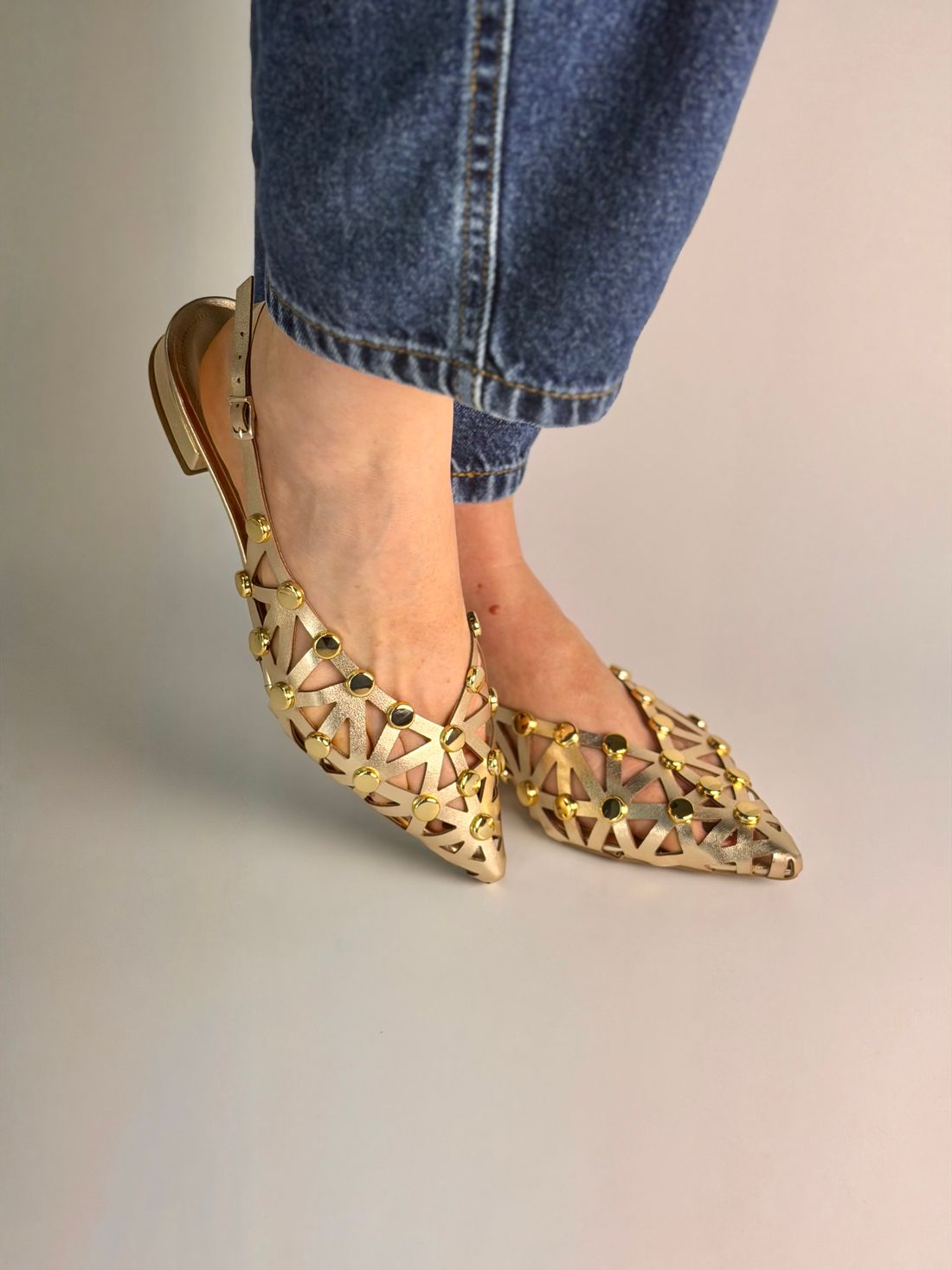 SAVINA - SAPATILHA SLINGBACK COURO COM TACHAS DOURADA SAVINA - SAPATILHA SLINGBACK COURO COM TACHAS DOURADA