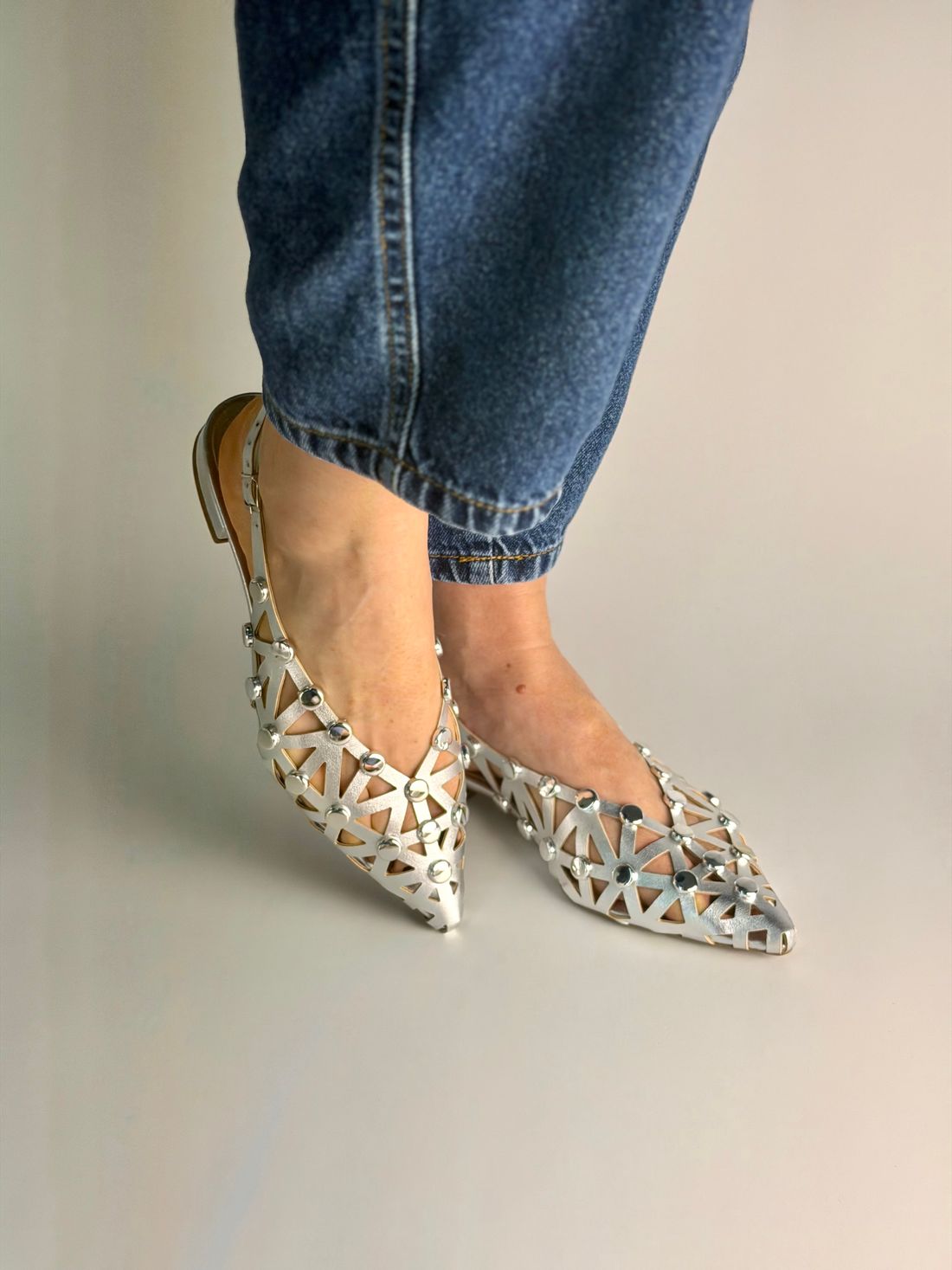 SAVINA - SAPATILHA SLINGBACK COURO COM TACHAS PRATEADA SAVINA - SAPATILHA SLINGBACK COURO COM TACHAS PRATEADA