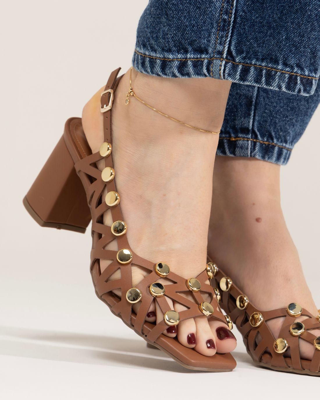 SORAIA - SANDÁLIA COURO COM TACHAS DOURADA CARAMELO