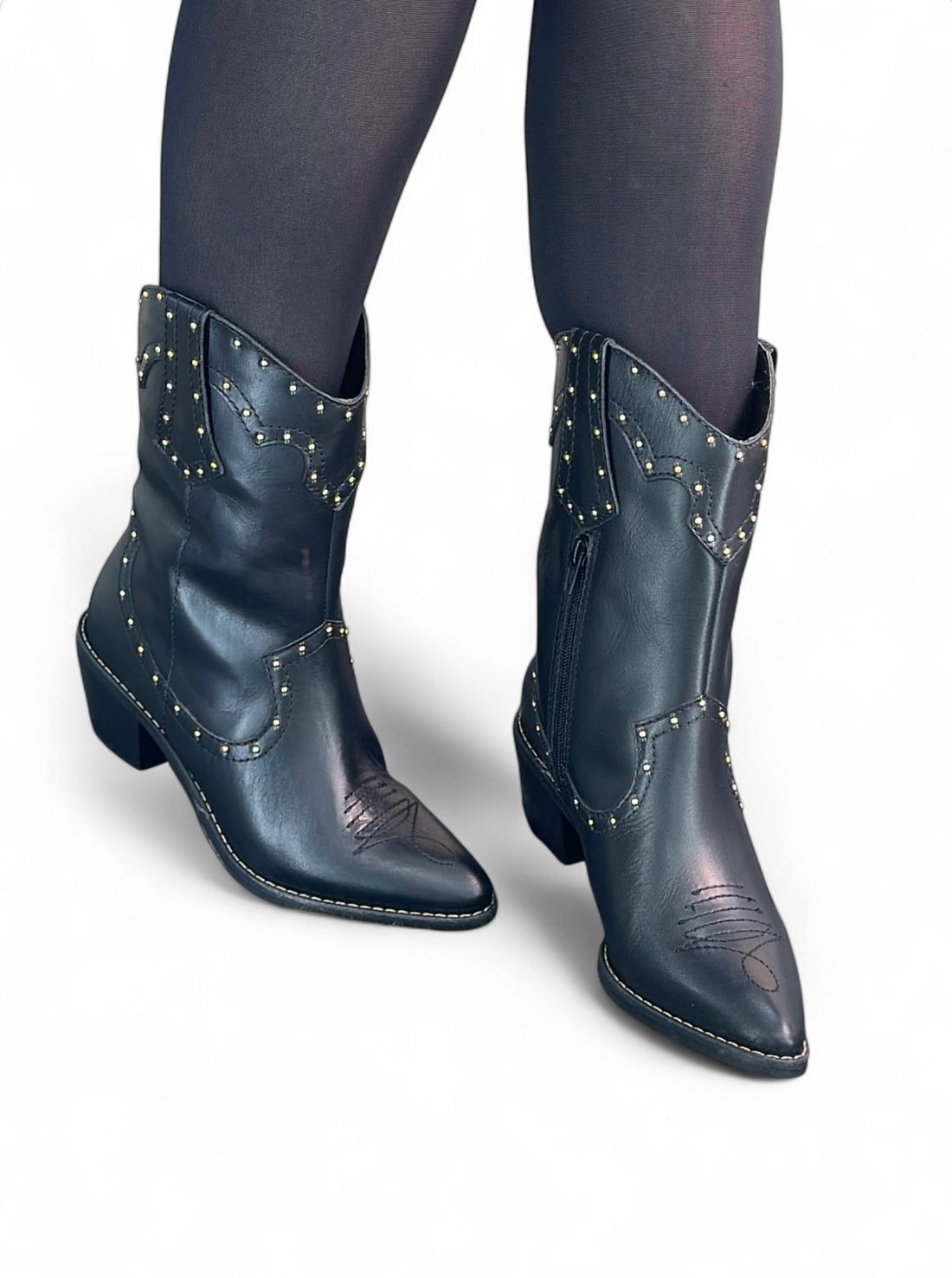 SELENA - BOTA COURO COM PESPONTOS E TACHAS PRETA SELENA - BOTA COURO COM PESPONTOS E TACHAS PRETA