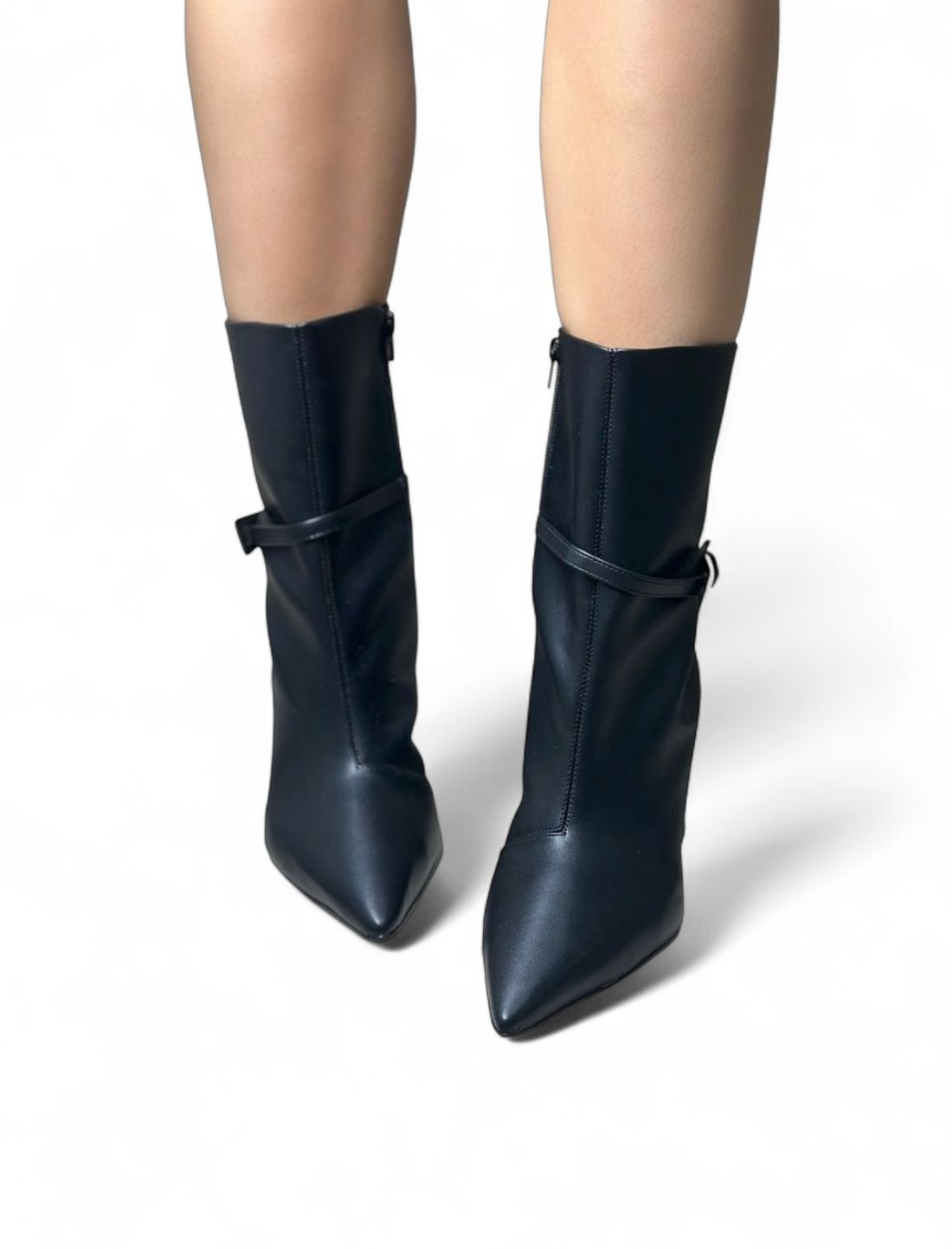 DÁLIA - BOTA COURO CANO BAIXO COM FIVELA PRETA DÁLIA - BOTA COURO CANO BAIXO COM FIVELA PRETA